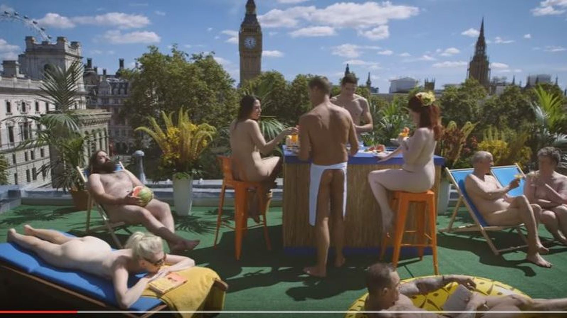 Un bar nudiste ouvre ses portes en plein cœur de Londres - RTBF Actus