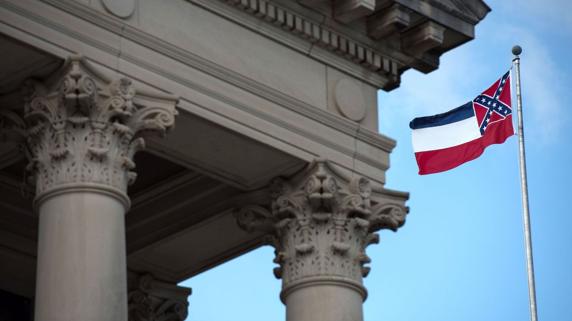 Le drapeau de l'État du Mississippi devant un bâtiment public