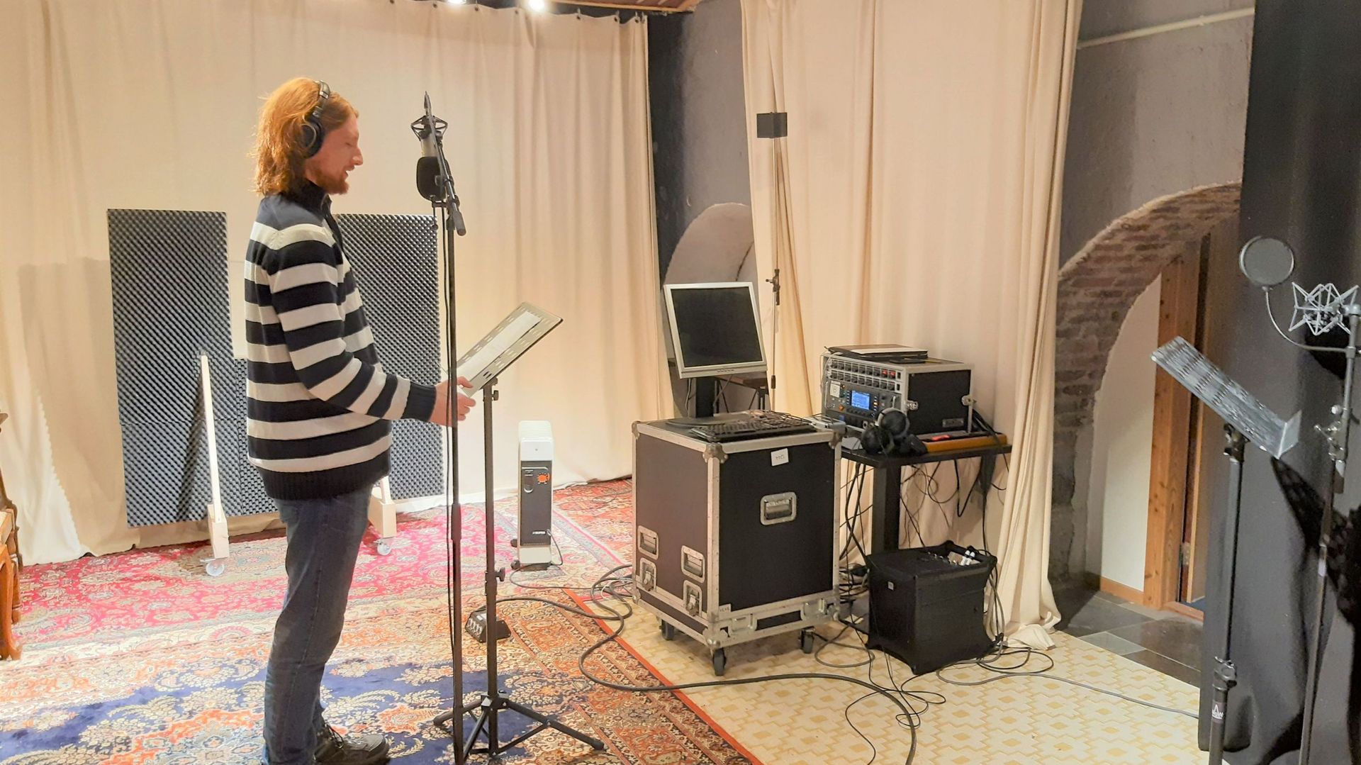 Deux studios d’enregistrement reliés à une régie moderne permettent aux artistes de venir soit répéter soit enregistrer leurs créations.