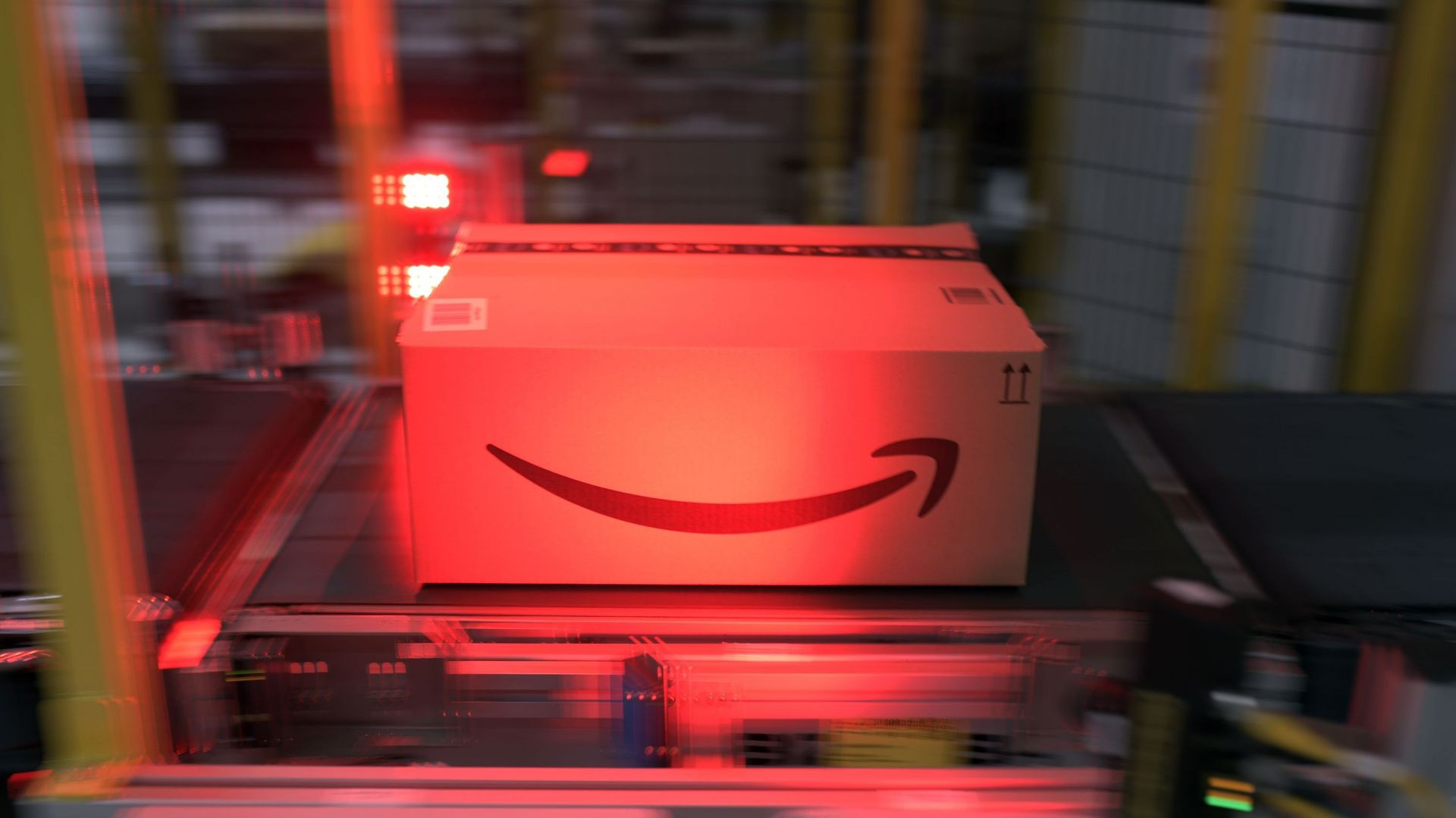 Marchandises emballées sur un tapis roulant au centre de distribution du géant américain de la vente en ligne Amazon à Moenchengladbach, le 17 décembre 2019.