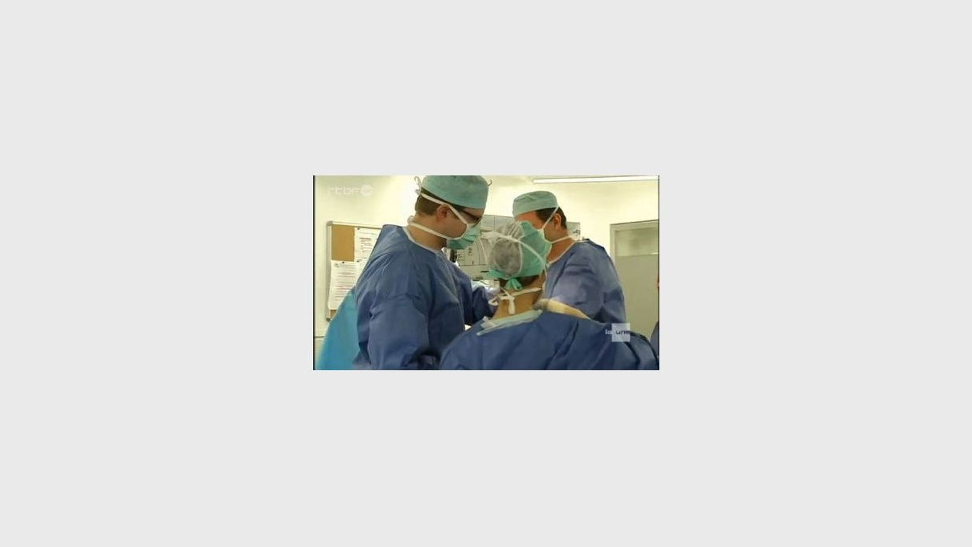 Chirurgiens plaçant une prothèses