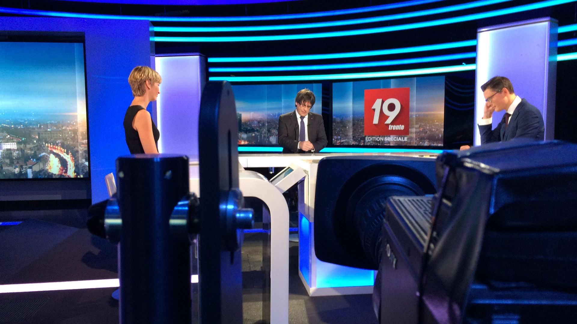 Carles Puigdemont interviewé par Julie Morelle et Quentin Warlop sur le plateau du JT de 19h30 i