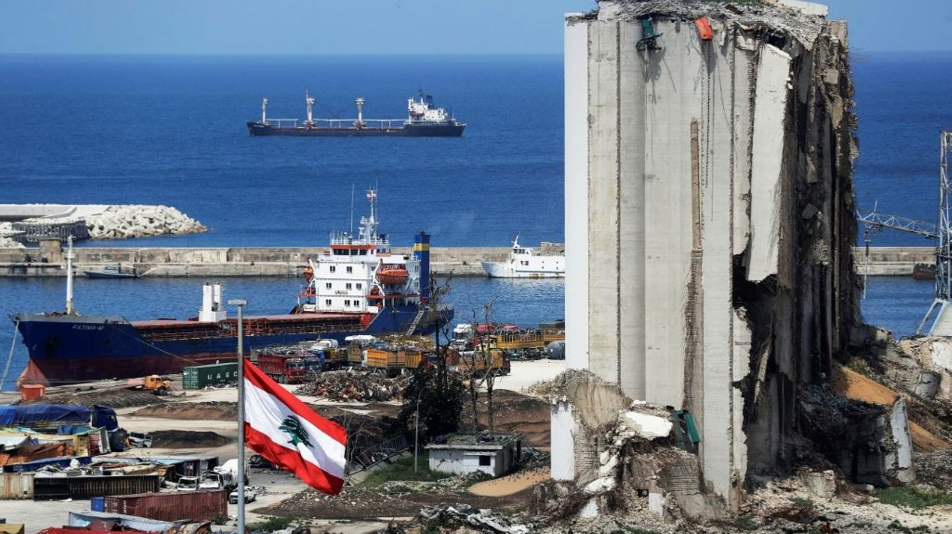 Vue du port de Beyrouth en partie détruit par une explosion en août 2020, le 9 avril 2021