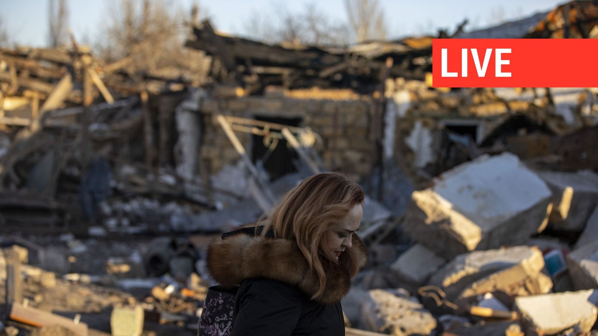 Des civils sont vus au milieu des débris d’une colonie détruite alors que la vie quotidienne se poursuit dans des conditions difficiles pendant la guerre Russie-Ukraine, le 6 décembre 2022, à Dnipro, en Ukraine.