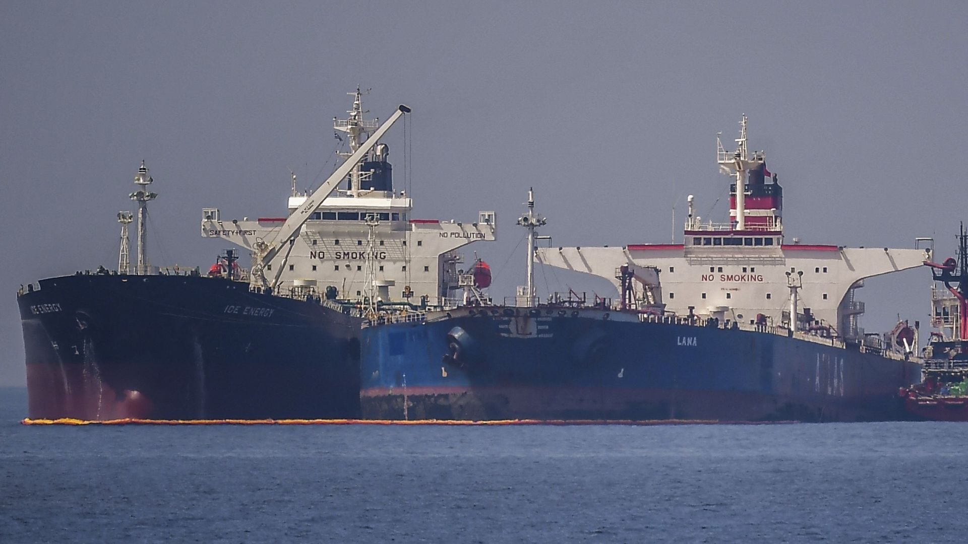 Un pétrolier sous pavillon du Libéria et un pétrolier russe effectuent un transfert de pétrole brut au large de l’île grecque d’Evia, le 29 mai 2022.