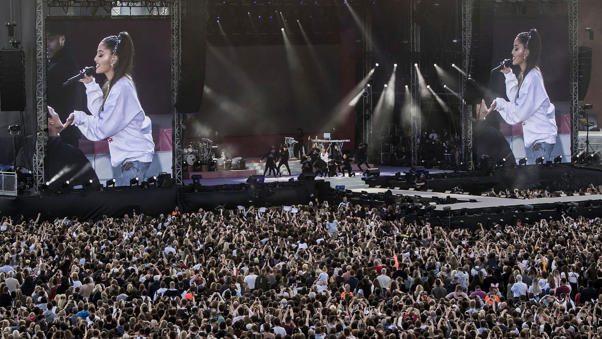 Ariana Grande, qui a clos le concert en interprétant la chanson "Over The Rainbow", a été particulièrement applaudie.