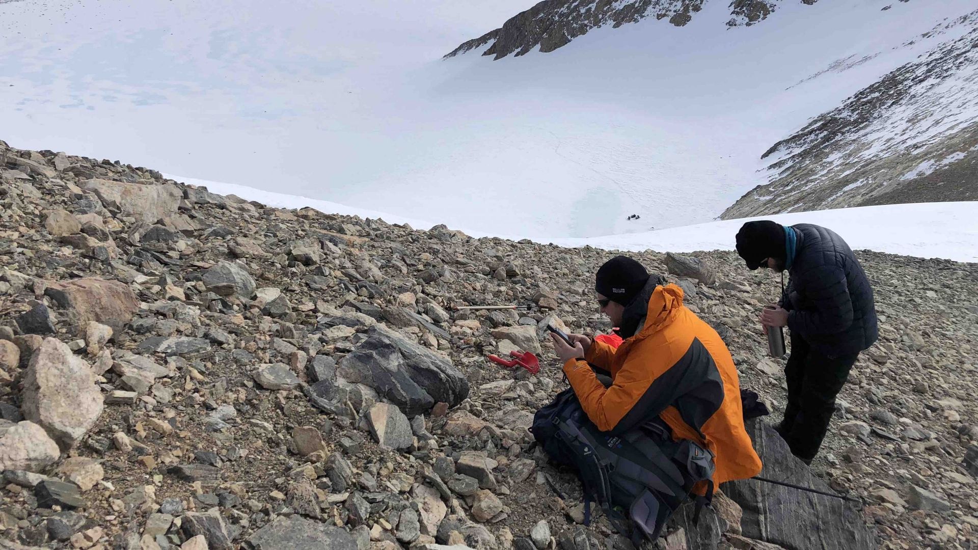 Steven Goderis (VUB) et Matthias van Ginneken (ULB) sur la chaîne montagneuse Sor Rondane en Antarctique. La moraine de fond et les sédiments près de la crête ont été échantillonnés et tous deux contiennent des micrométéorites. 