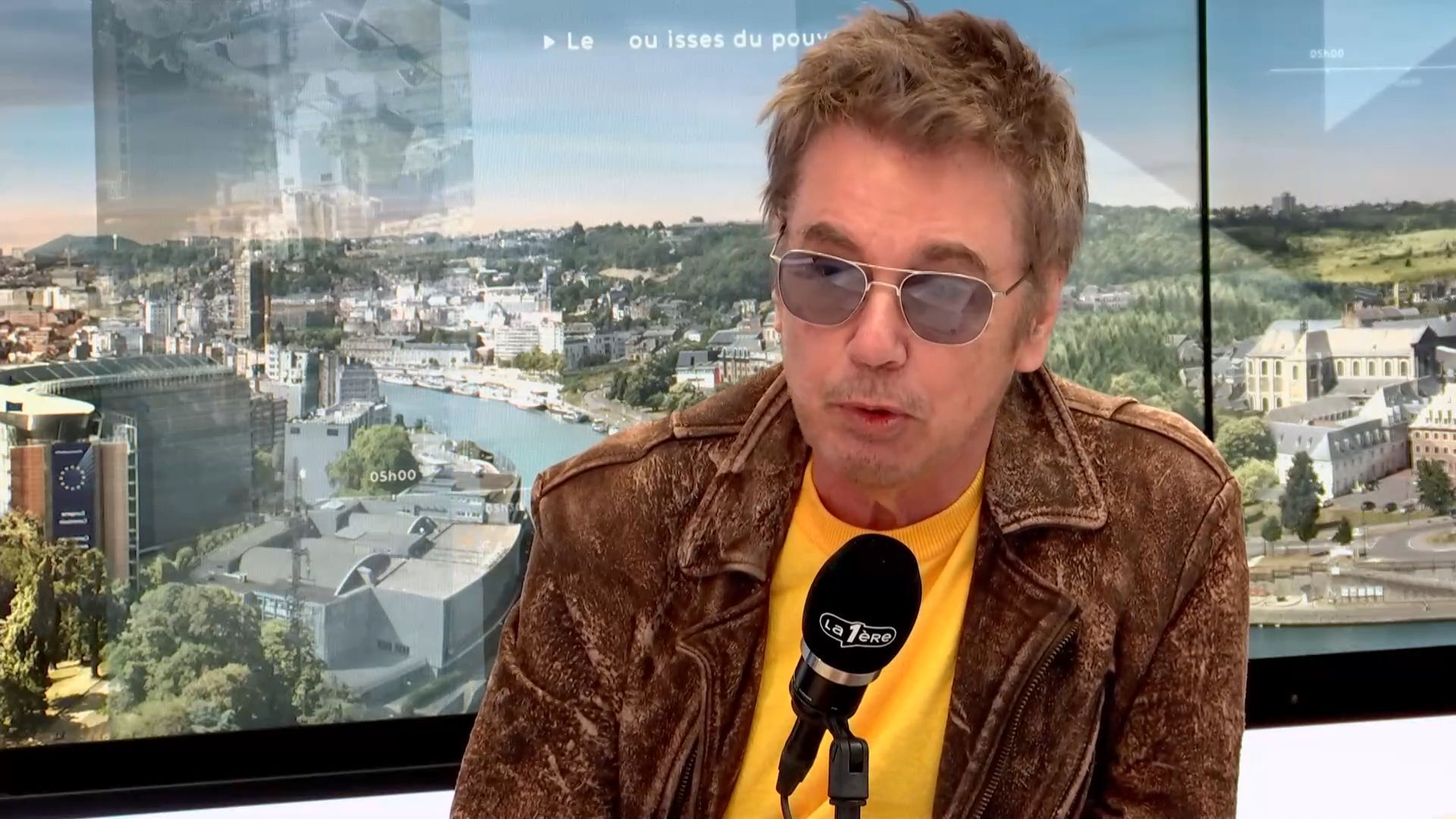 Jean Michel Utilise Son Ordinateur Pour Naviguer Sur Le Web