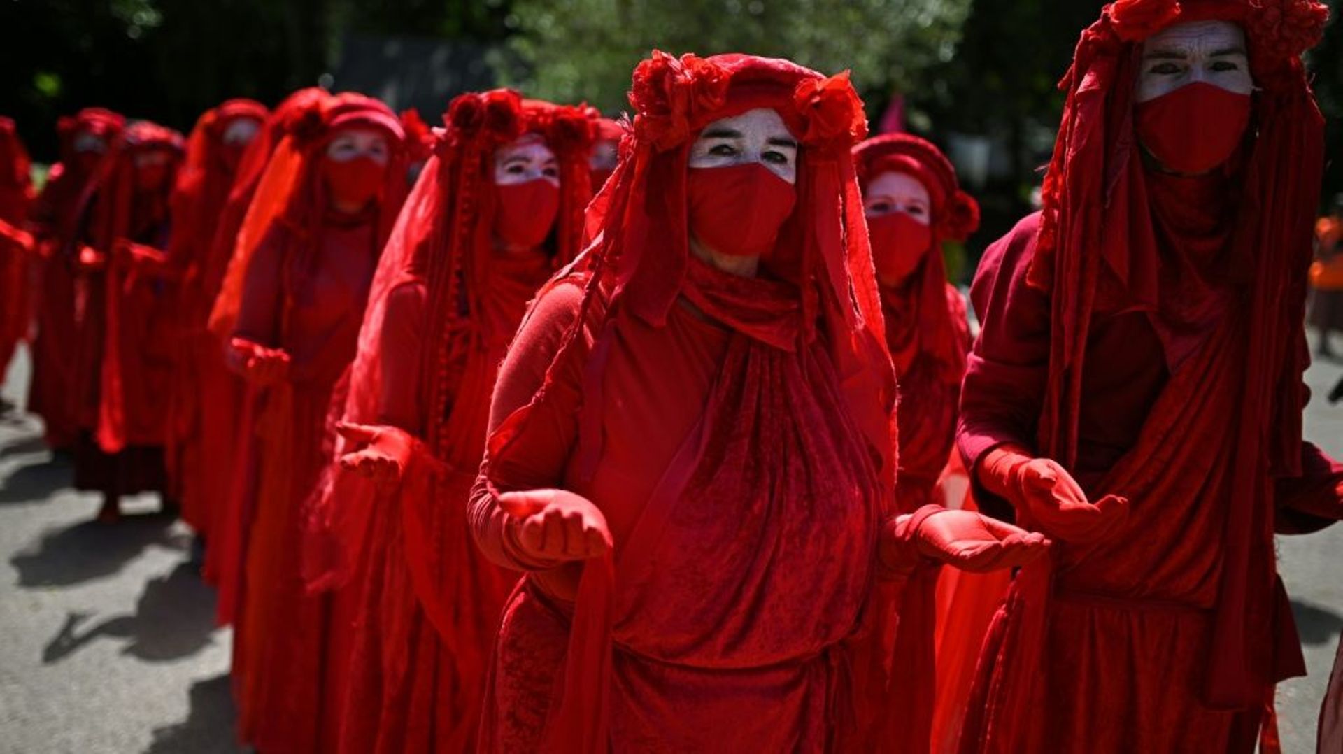 Des militants de l'organisation Extinction Rebellion défilent en marge du sommet du G7, à Falmouth, au Royaume-Uni, pour alerter sur les dangers du changement climatique, le 12 juin 2021