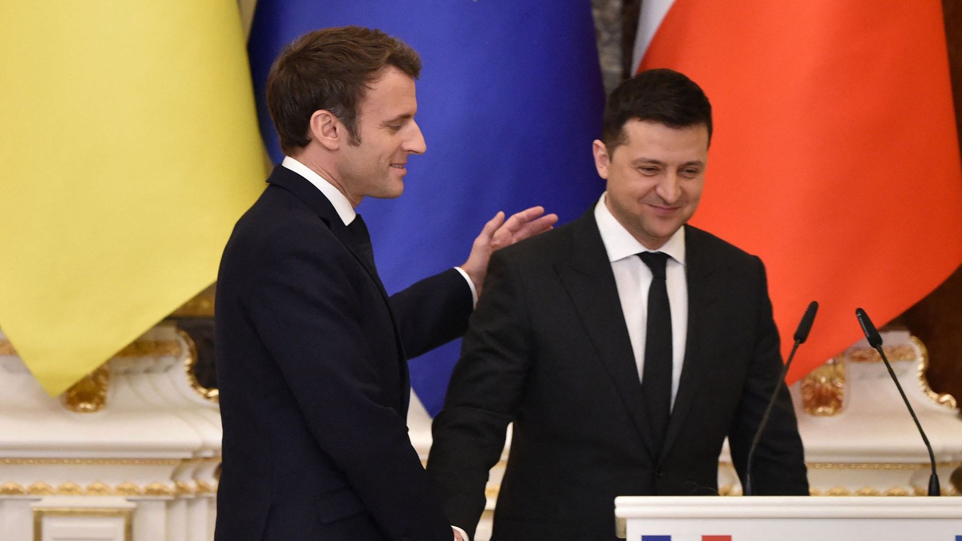 Le président ukrainien Volodymyr Zelensky (à droite) et le président français Emmanuel Macron se serrent la main après une conférence de presse à l'issue de leur rencontre à Kiev le 8 février dernier.