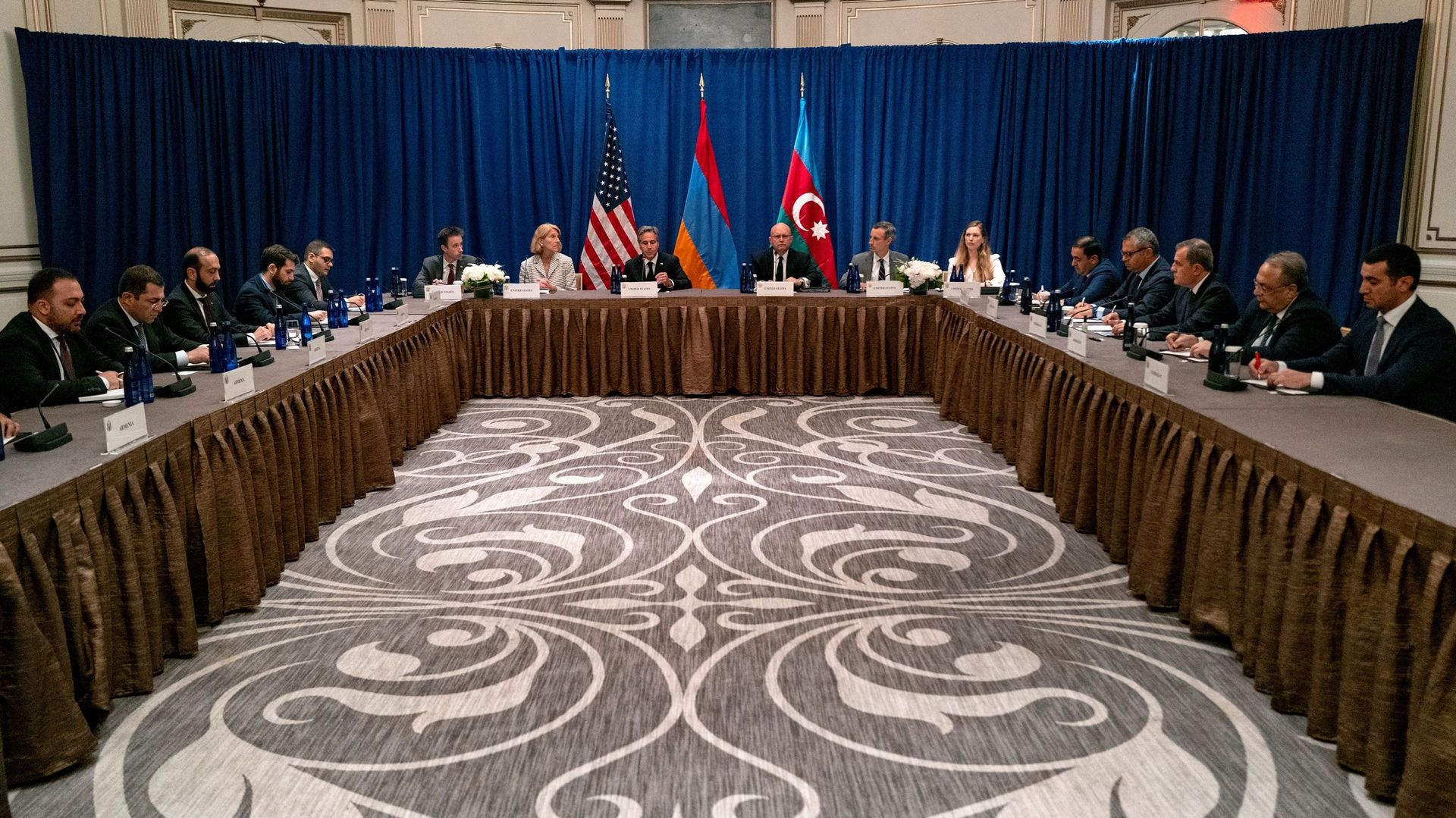 Le secrétaire d’État américain Antony Blinken rencontre une délégation arménienne comprenant le ministre des Affaires étrangères Ararat Mirzoyan et une délégation azerbaïdjanaise comprenant le ministre azerbaïdjanais des Affaires étrangères Jeyhun Bayram