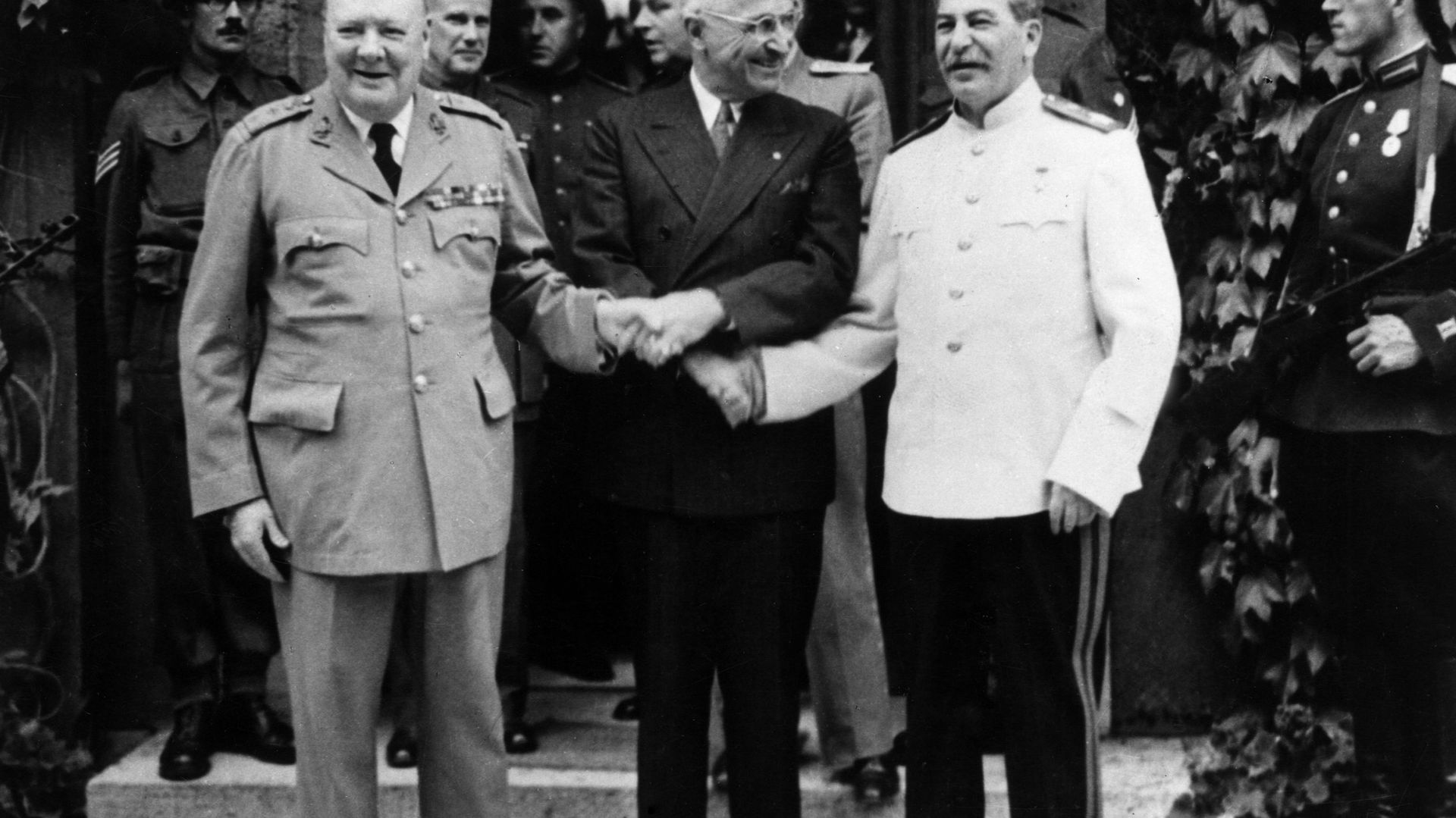 En juillet-août 1945, la Conférence de Potsdam rassemble Royaume-Uni, États-Unis et URSS pour déterminer le sort des nations ennemies…