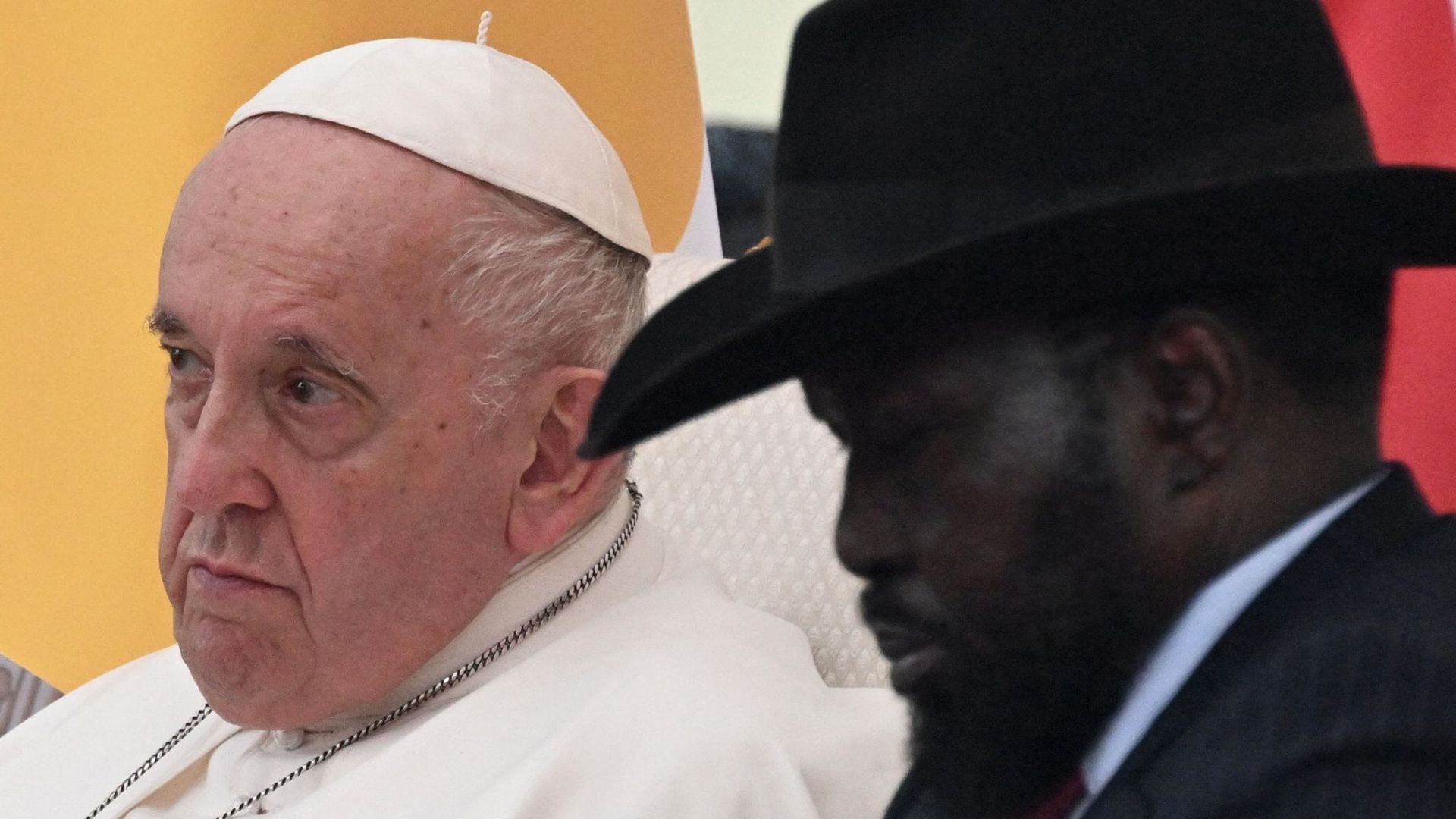 Le pape François et le président du Sud-Soudan Salva Kiir participent à une réunion avec les autorités, les dirigeants de la société civile et le corps diplomatique, dans le jardin du palais présidentiel à Juba, au Sud-Soudan, le 3 février 2023.