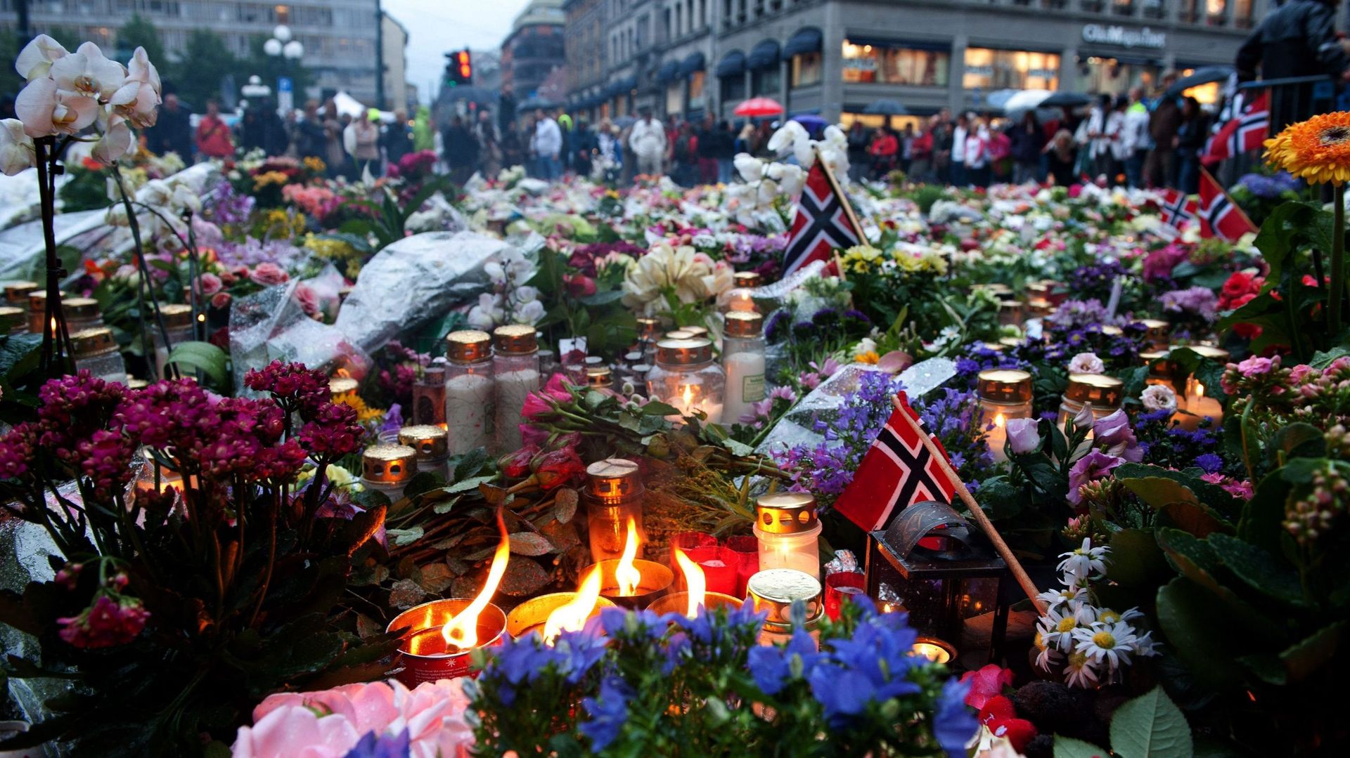 L’hommage des Norvégiens aux victimes des attentats du 23 juillet 2011