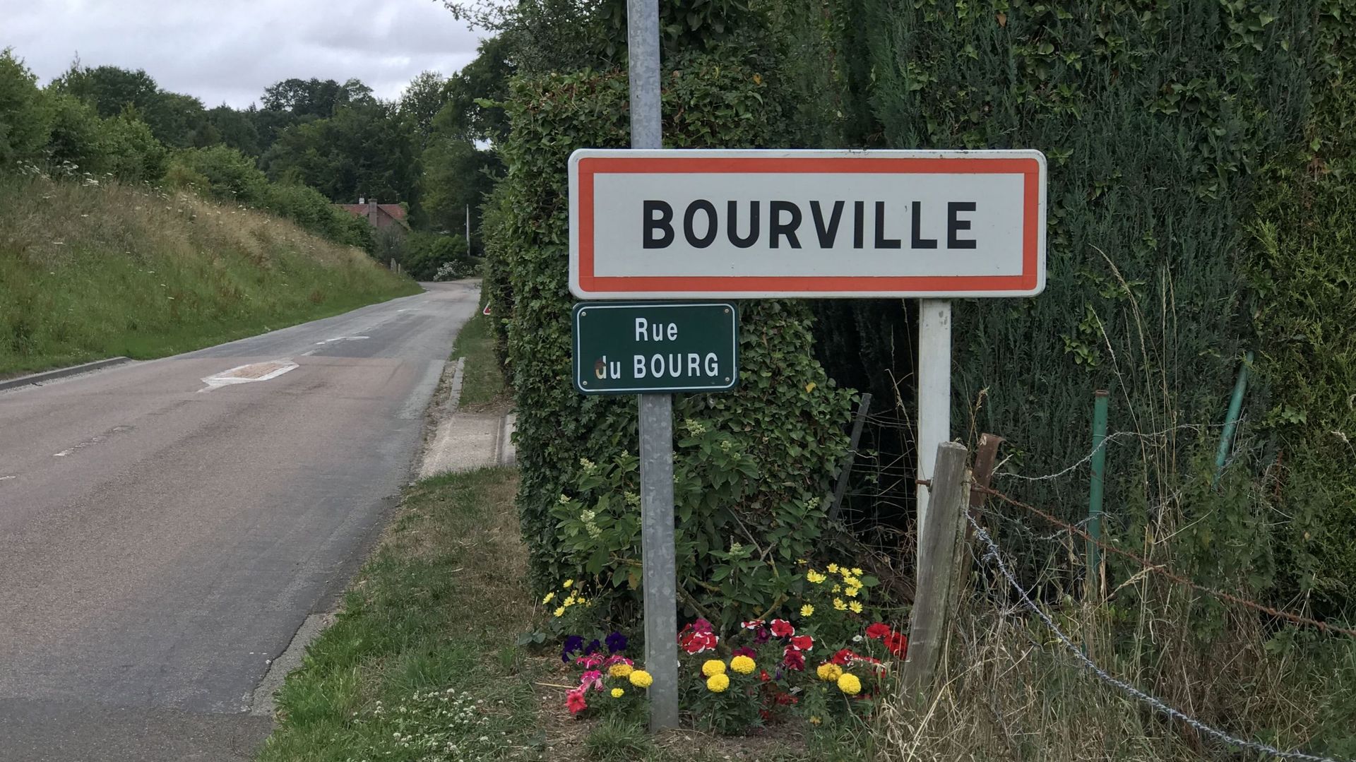 Le village de Bourville où André Raimbourg a grandi l'a inspiré pour choisir son nom de scène