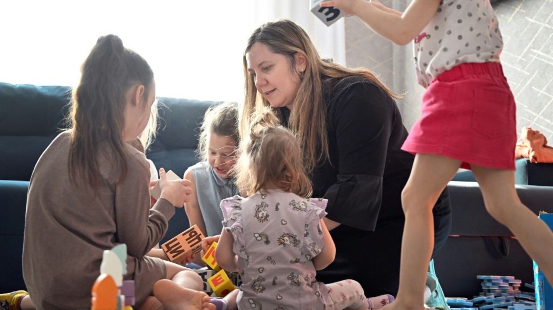 Ekaterina l’épouse de Roman Vinogradov, joue avec des enfants dans sa maison à Novossibirsk, le 13 mars 2023