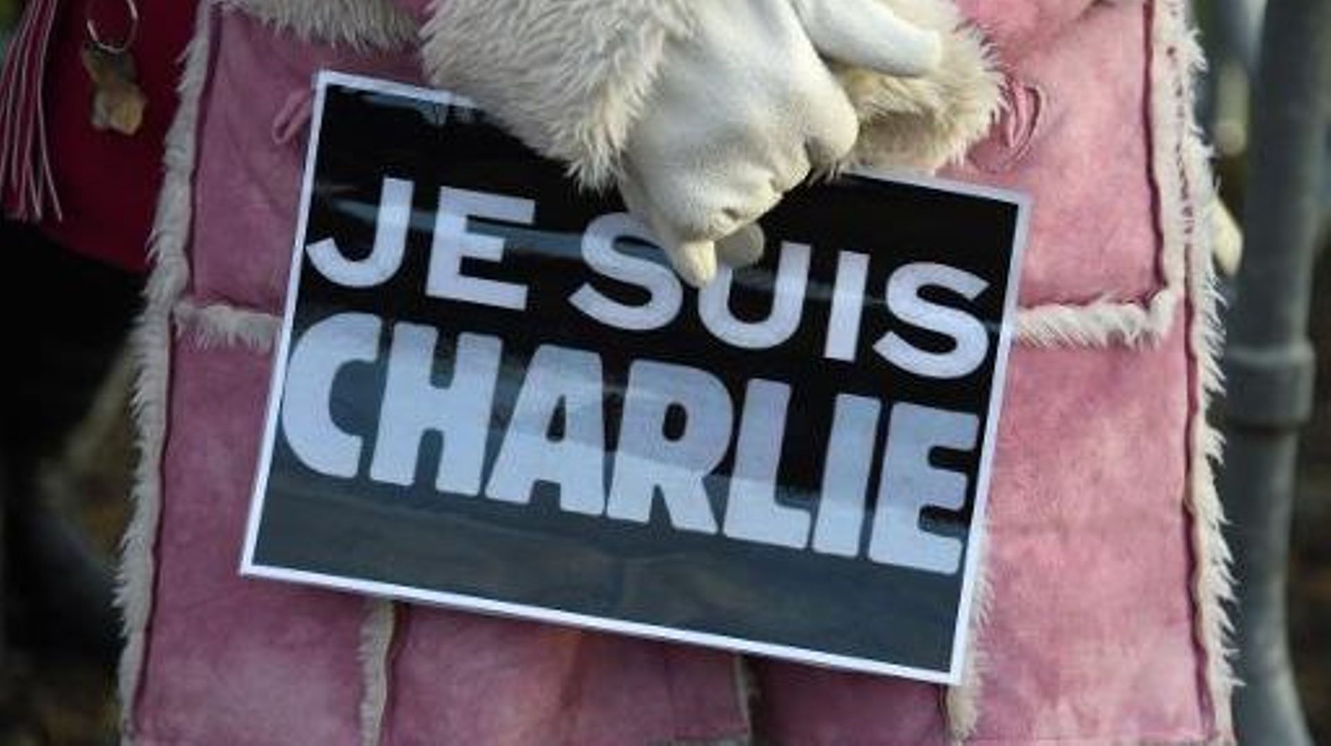 Une femme participe le 16 janvier 2015 à Pontoise, prés de Paris, aux obsèques du caricaturiste Stephane "Charb" Charbonnier, l'une  des douze personnes tuées le 7 janvier dans les locaux et aux abords de Charlie Hebdo dans la capitale