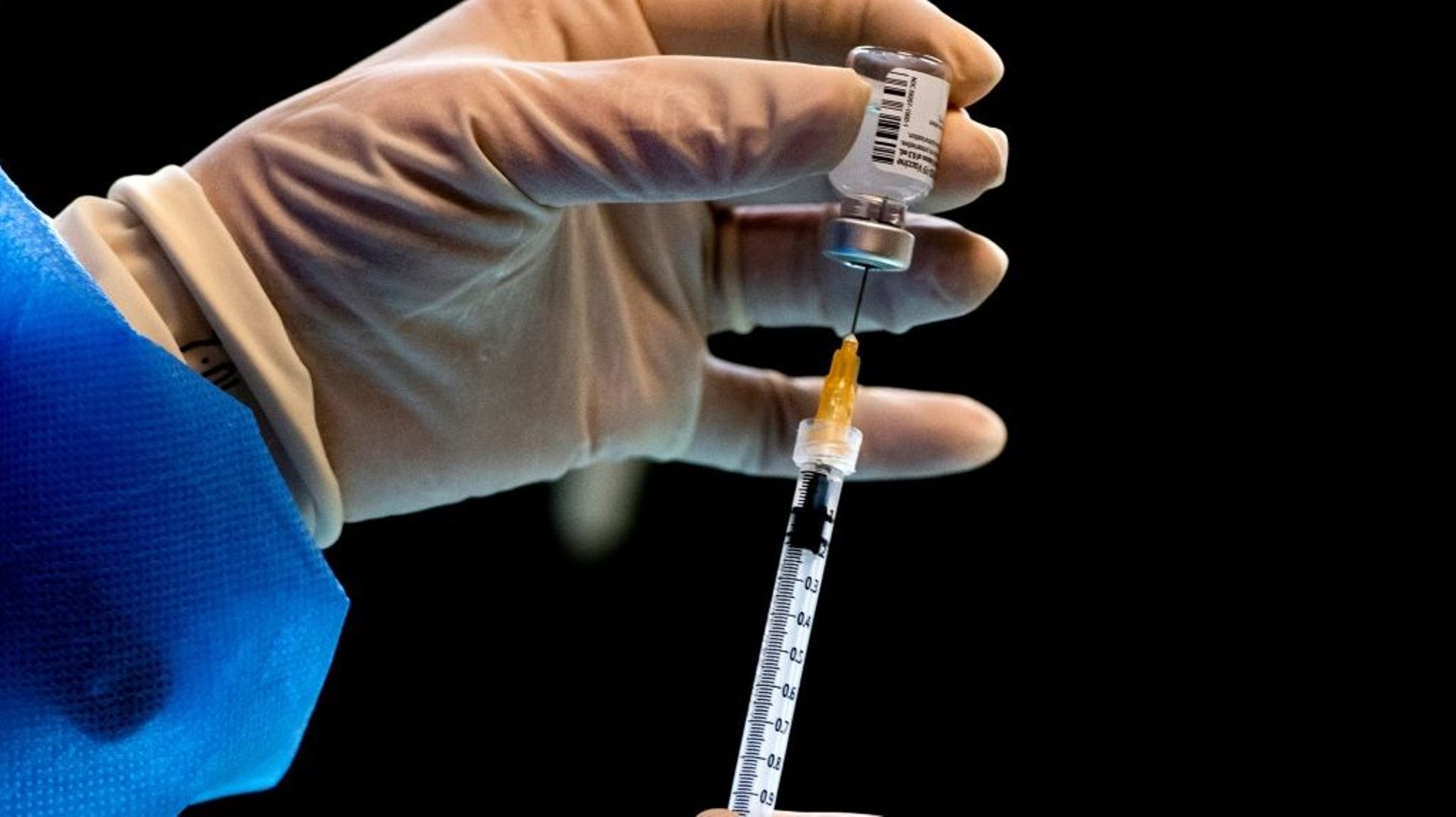 Un soignant prépare une dose de vaccin anti-Covid-19 Pfizer-BioNTech le 8 février 2021 dans un hôpital de Rome