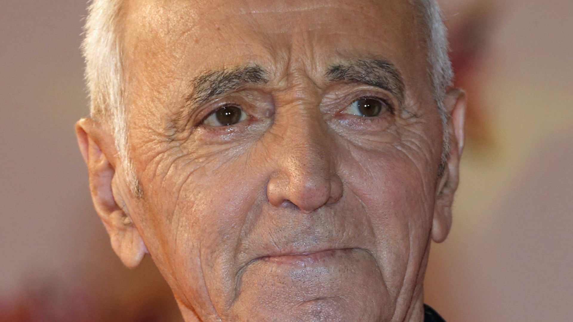 Charles Aznavour fait commandeur de l'Ordre de la couronne