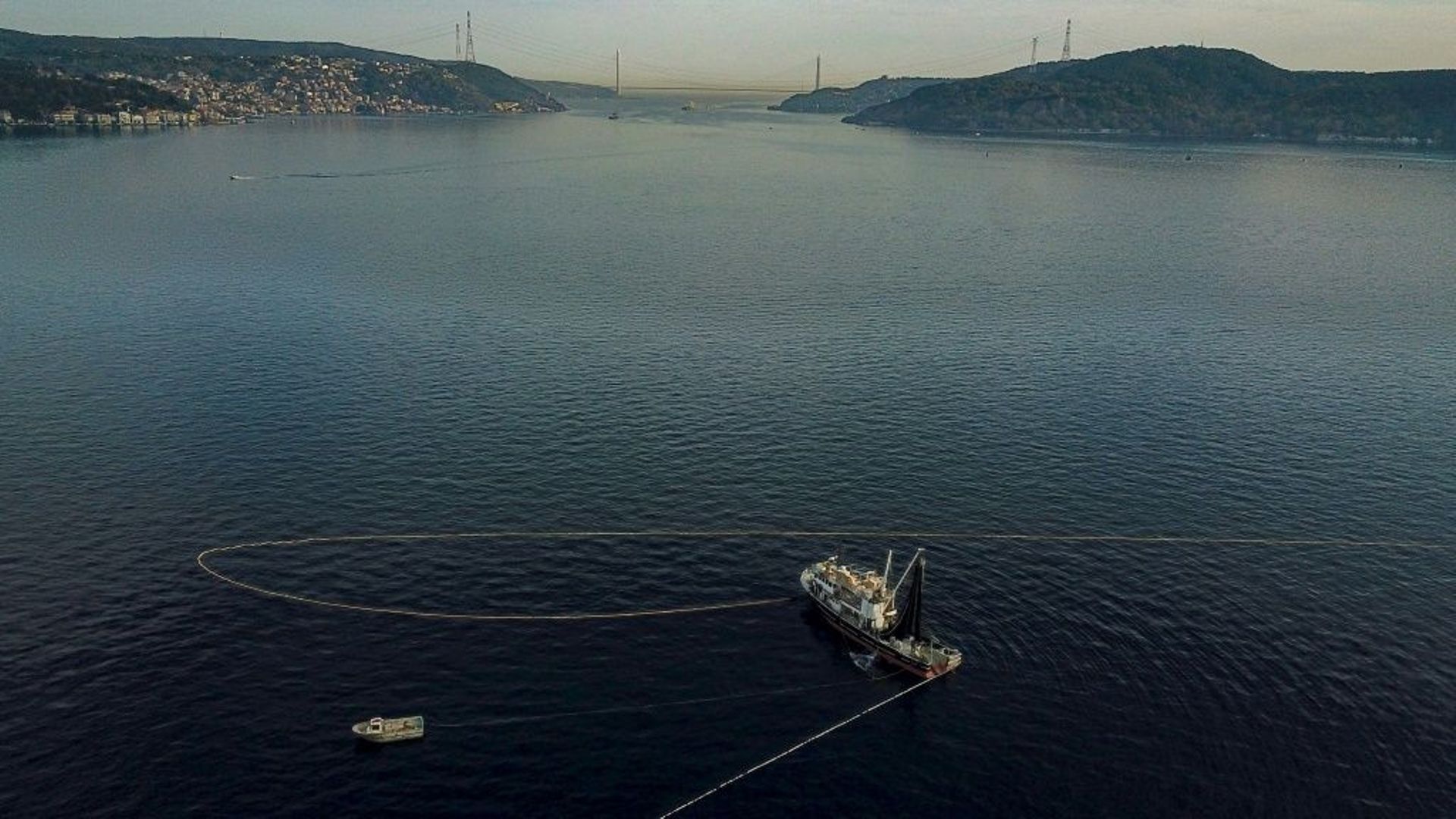 Un bateau de pêche a placé ses filets dans la mer de Marmara, au large d'Istanbul, le 6 novembre 2022.