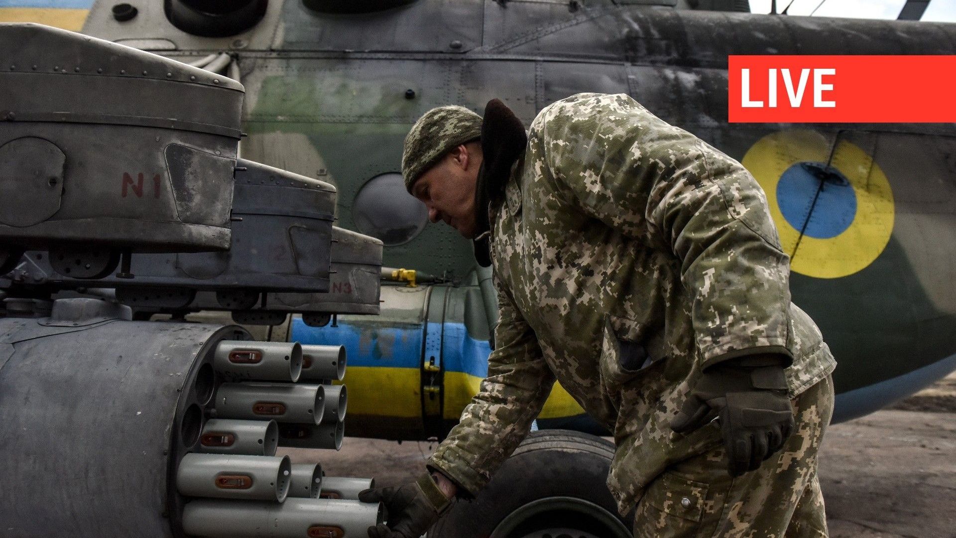 Un militaire ukrainien charge des roquettes sur un hélicoptère MI-8 dans un lieu non divulgué dans l'est de l'Ukraine, le 8 avril 2023.
