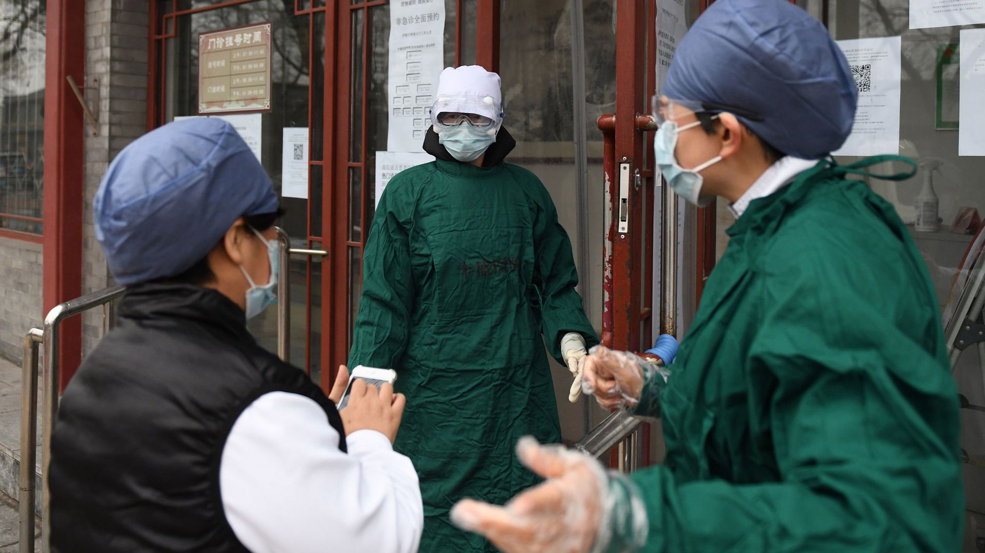 Personnel médical équipé de masque à l'extérieur de l'hôpital de Pékin.