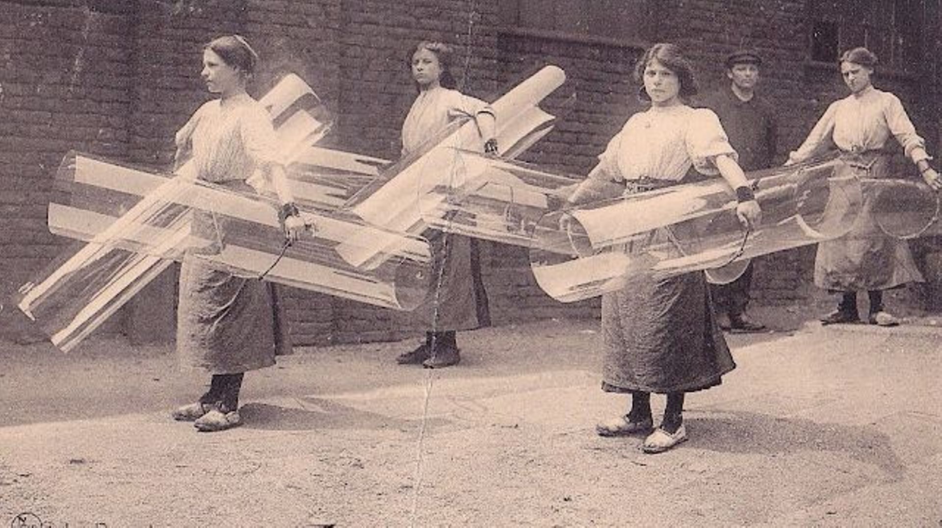 La visite guidée "Femmes verrières" part à la rencontre de toutes ces femmes qui ont participé à la grandeur de la verrerie carolo.