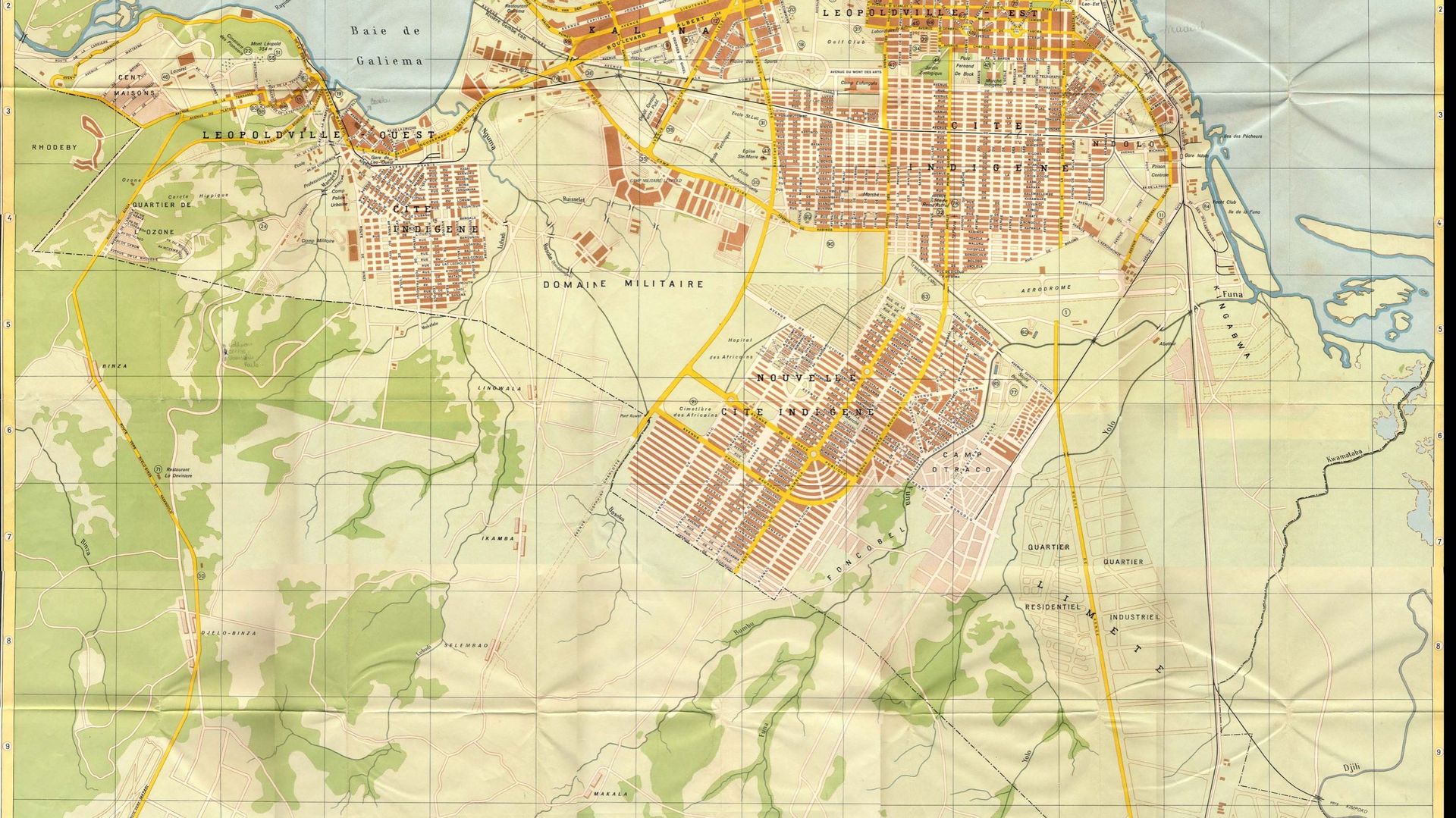 Plans de Léopoldville, 1954 : au nord de la ville, (en brun foncé) la ville blanche, au sud, (en brun clair) la cité noire et ses rues en quadrillages. Entre les deux, le no man’s land, la « zone verte » qui sépare les deux parties de la ville, avec le gr