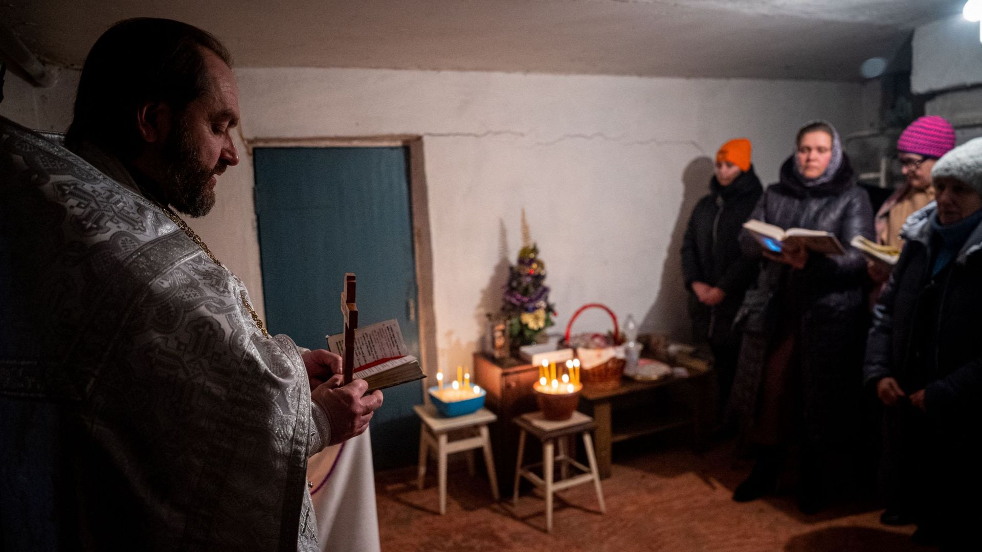 Alors que l’artillerie résonnait à l’extérieur et que des avions de chasse volaient au-dessus de leurs têtes, les chrétiens orthodoxes d’une ville meurtrie de l’est de l’Ukraine ont tenu un service de Noël dans un abri en sous-sol le 7 janvier, jurant de 