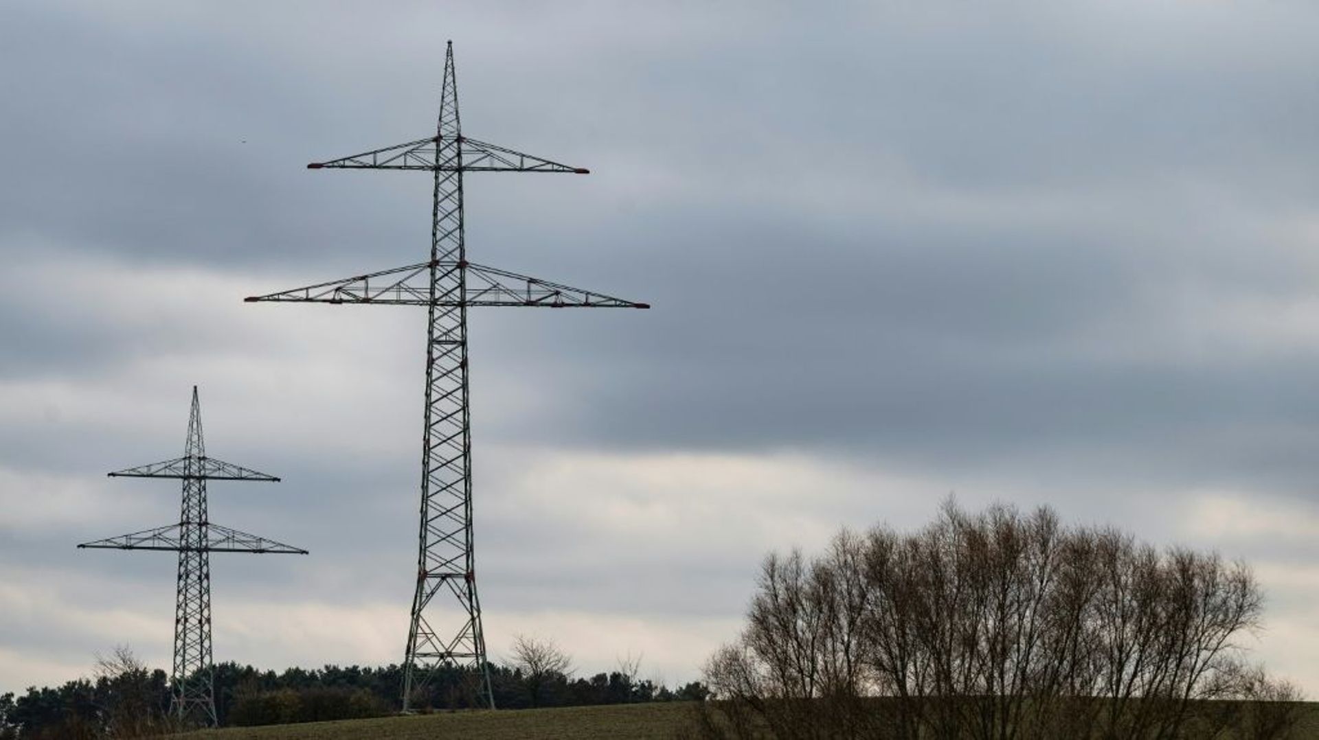 Des pylônes électriques pour des lignes de 380 kV (pas encore installées), près de Golzow, le 3 décembre 2021 en Allemagne