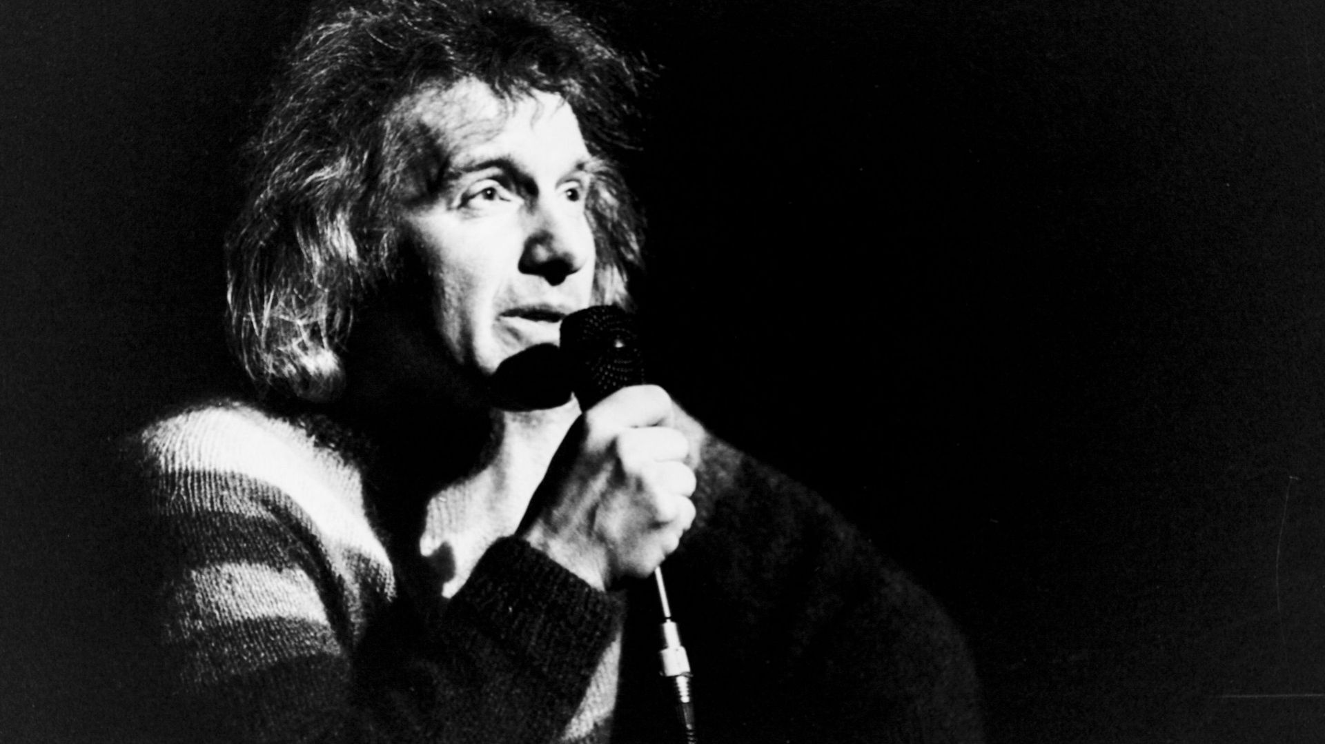 Portrait du chanteur belge Julos Beaucarne sur la scène de Bobino, en 1983, à Paris