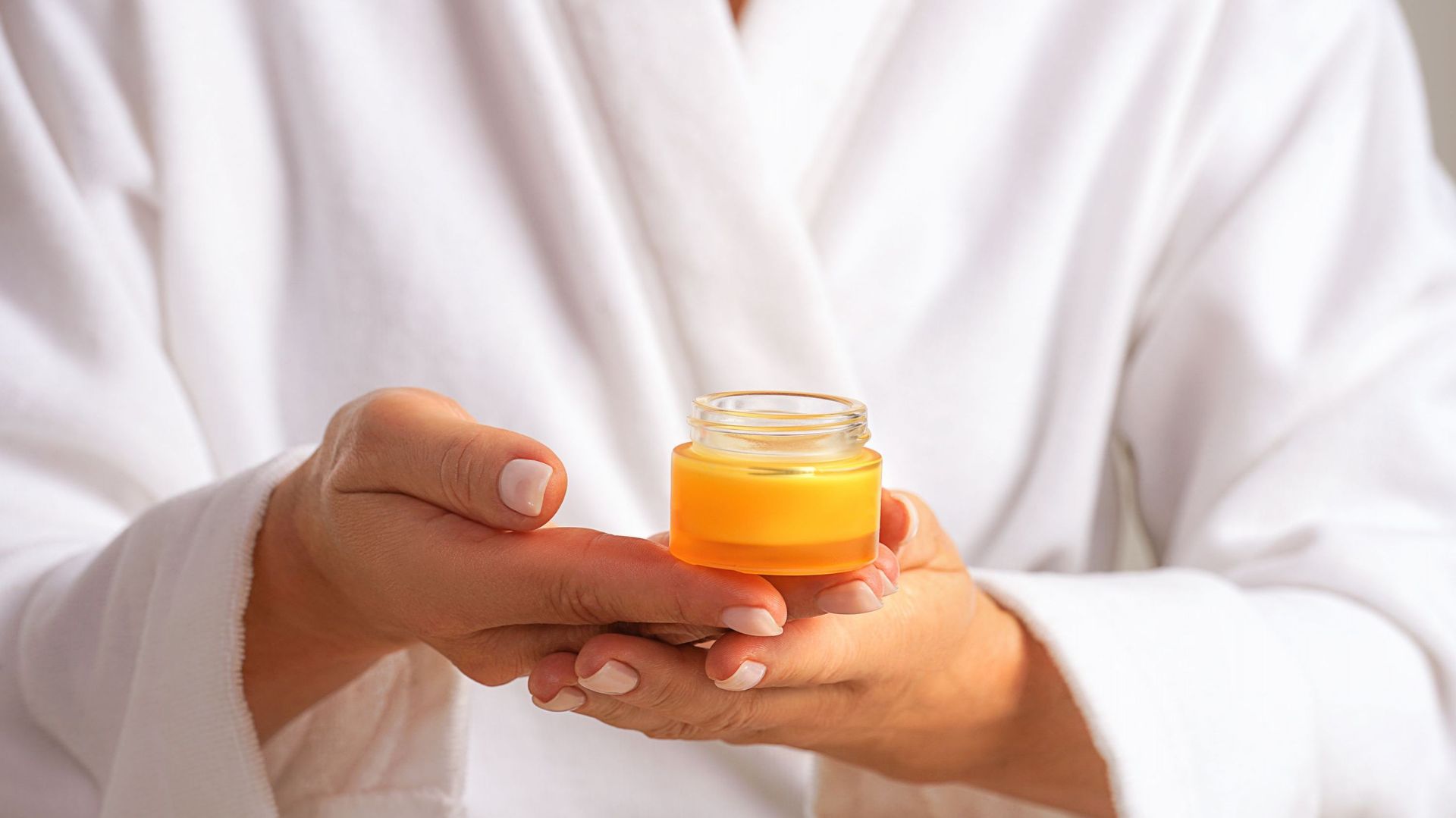 La vitamine C aide à la production de collagène qu’on retrouve dans toutes les crèmes de beauté.