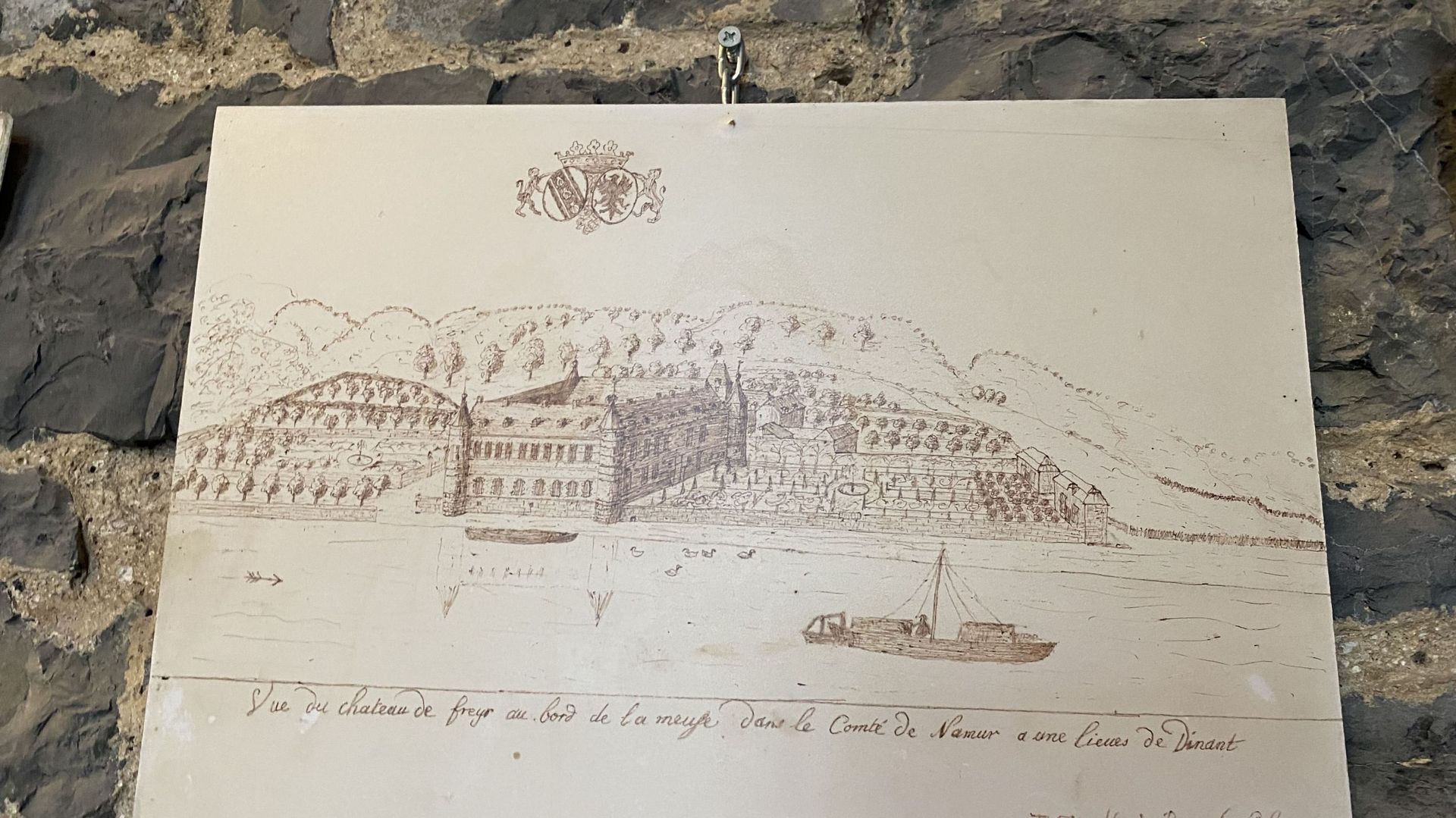 Œuvre exposée dans le pré-accueil du château de Freÿr où l’on peut voir les orangers alignés, regroupés, le long des orangeries, à droite