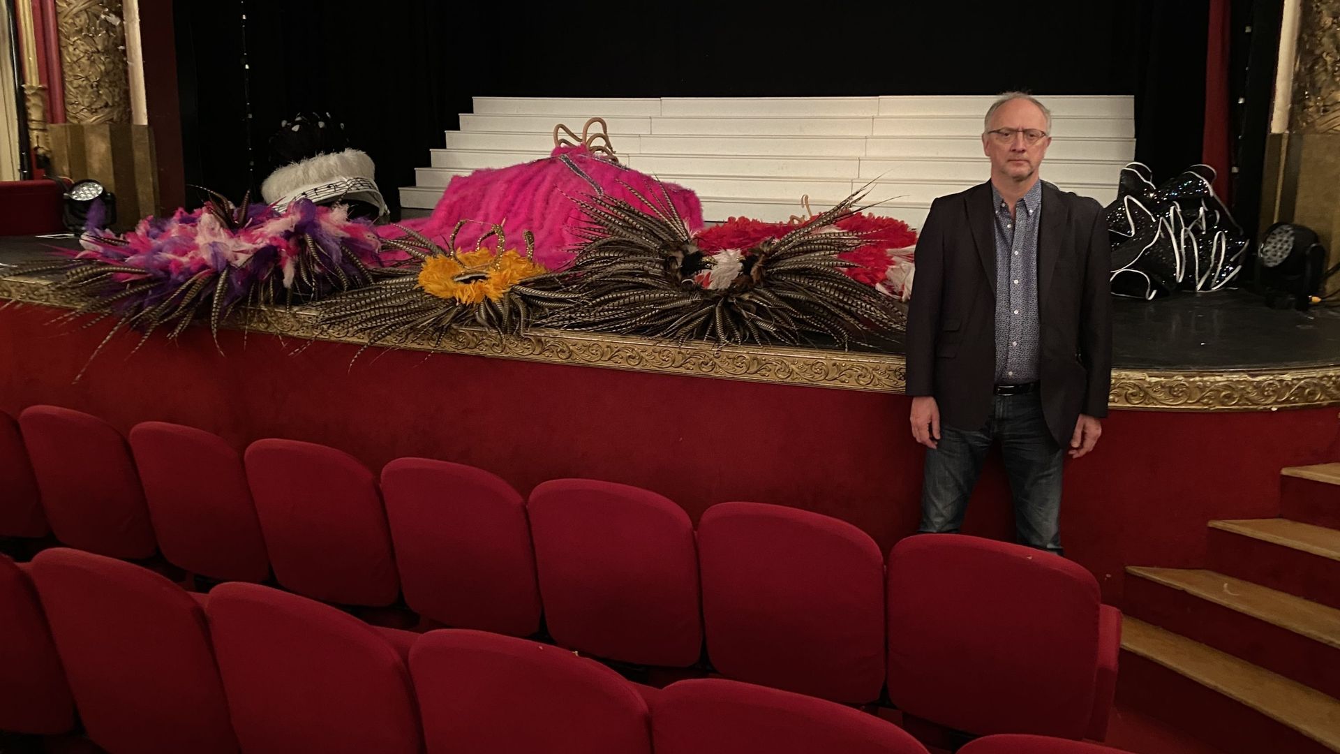Michel Depas dans la salle de son théâtre, le Trocadéro