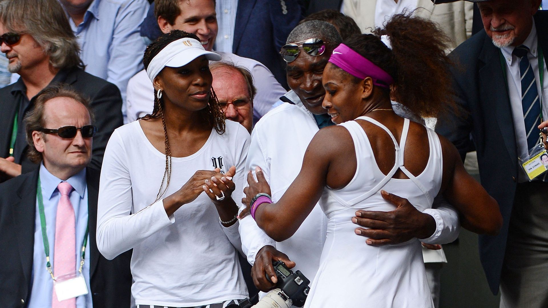 Venus, Richard, et Serena Williams à Wimbledon, en 2012, après la victoire de la cadette.