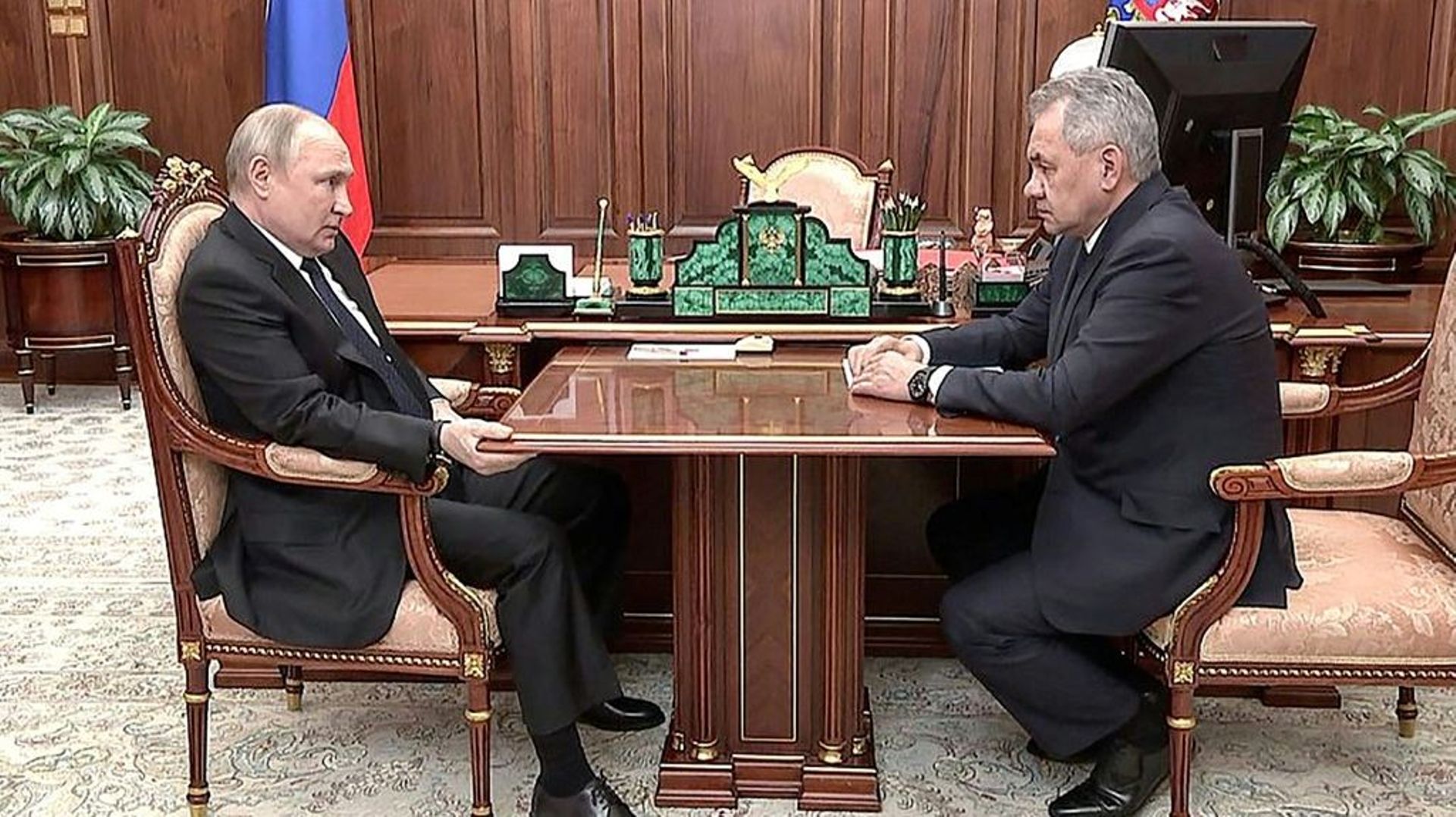 Vladimir Poutine et son ministre de la Défense Sergueï Choïgou, le 21 avril 2022
