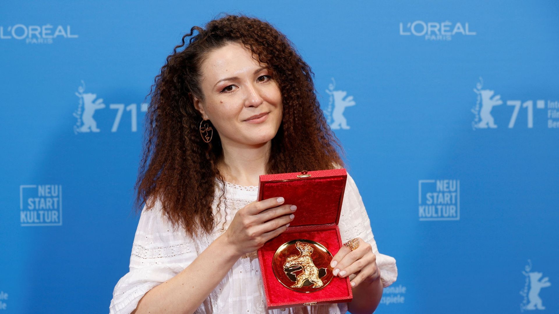 La réalisatrice Olga Lucovnicova, lauréate de l’Ours d’or du meilleur court métrage, pose à la 71e Berlinale, Allemagne, le 13 juin 2021.