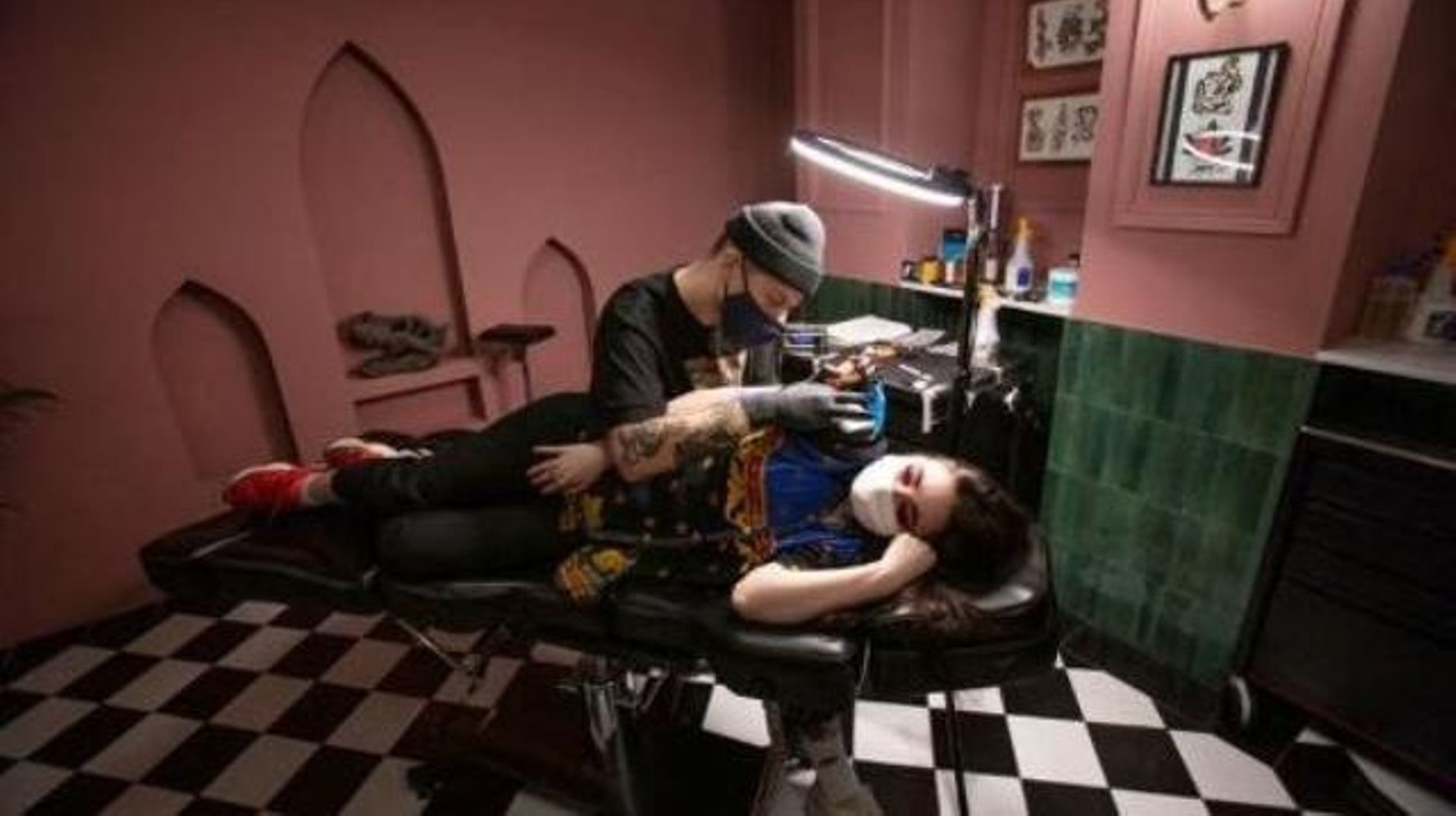 Pourquoi le tatouage fluorescent est-il interdit en France ? : Tendances -  Orange