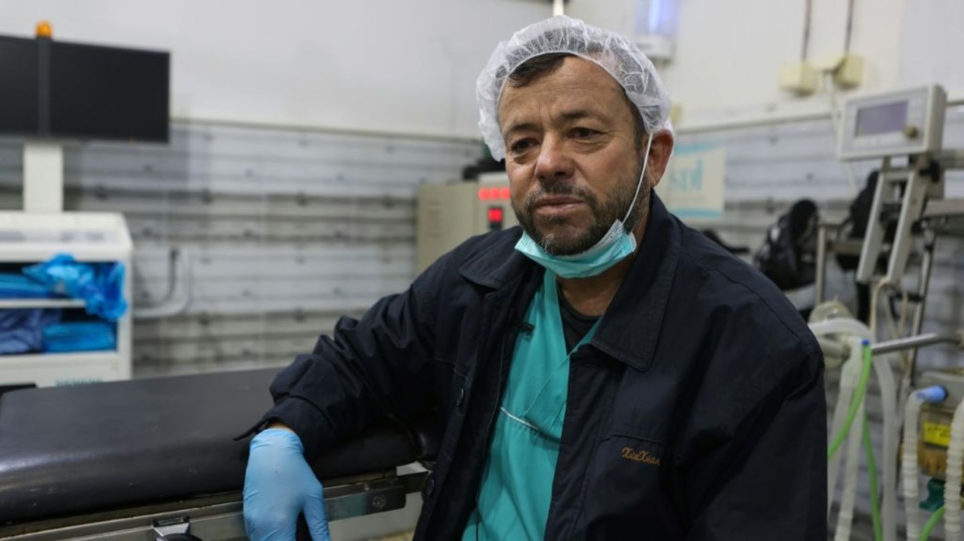 L’infirmier anesthésiste syrien Abdel Basset Khalil à l’hôpital de Harim, en Syrie le 11 février 2023