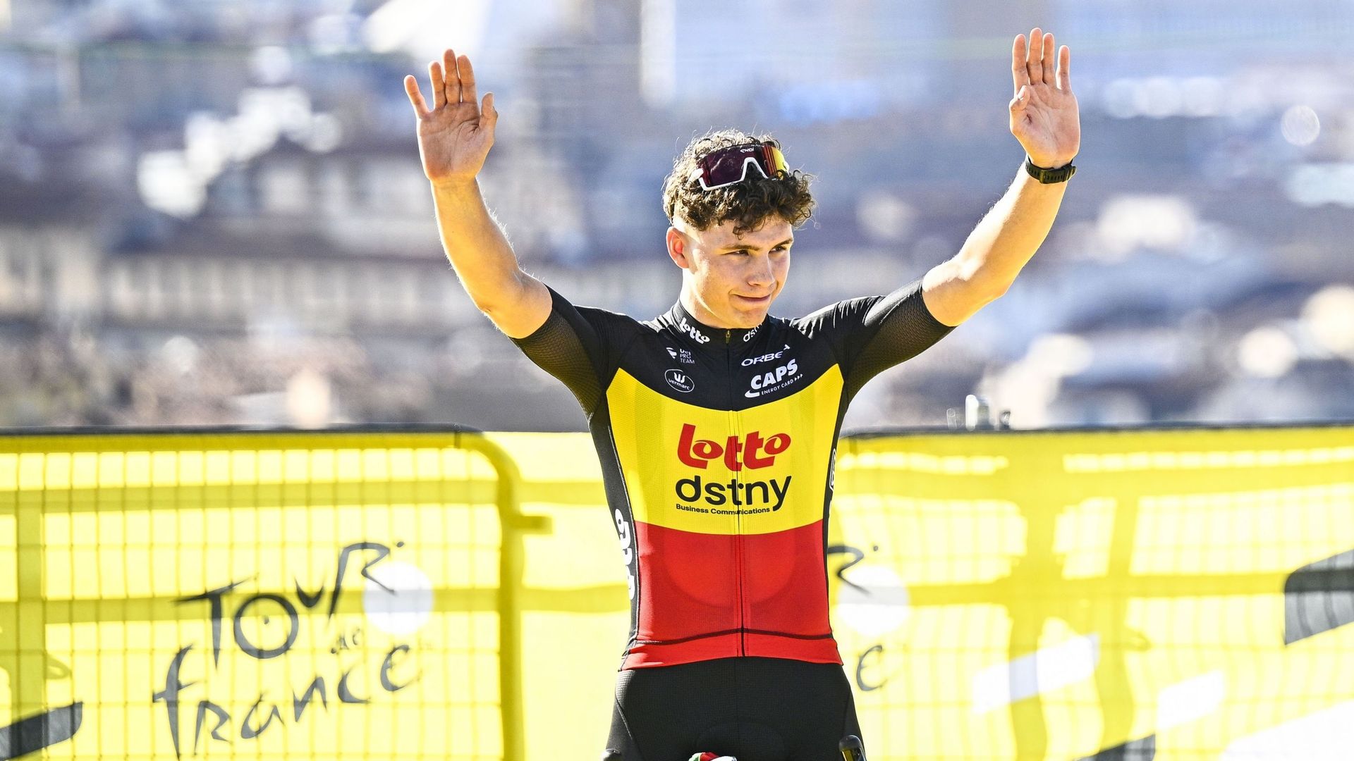 Arnaud De Lie présenté au Tour de France avec un maillot et un vélo aux ...