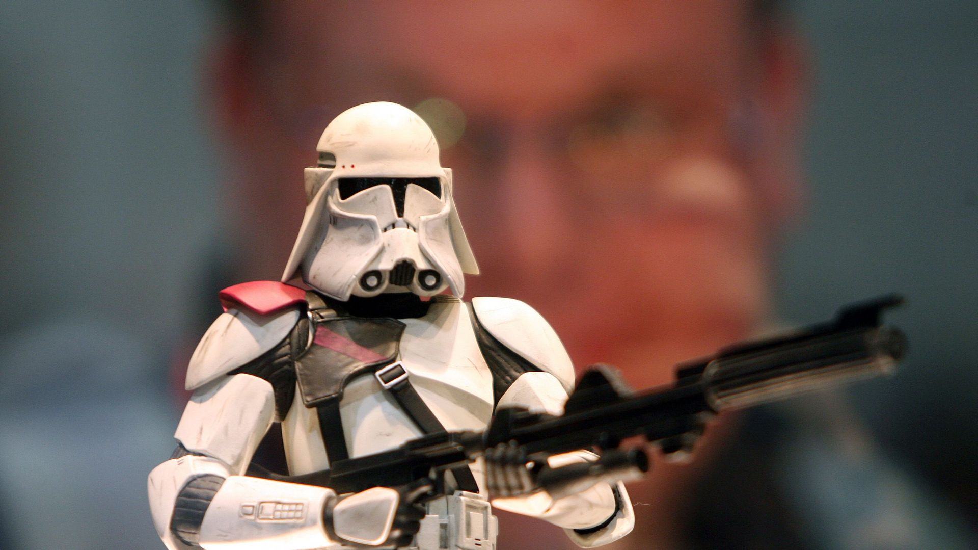 Parmi les 600 objets qui seront proposés se trouve aussi le masque d'un Stormtrooper issu du huitième épisode de la saga Star Wars