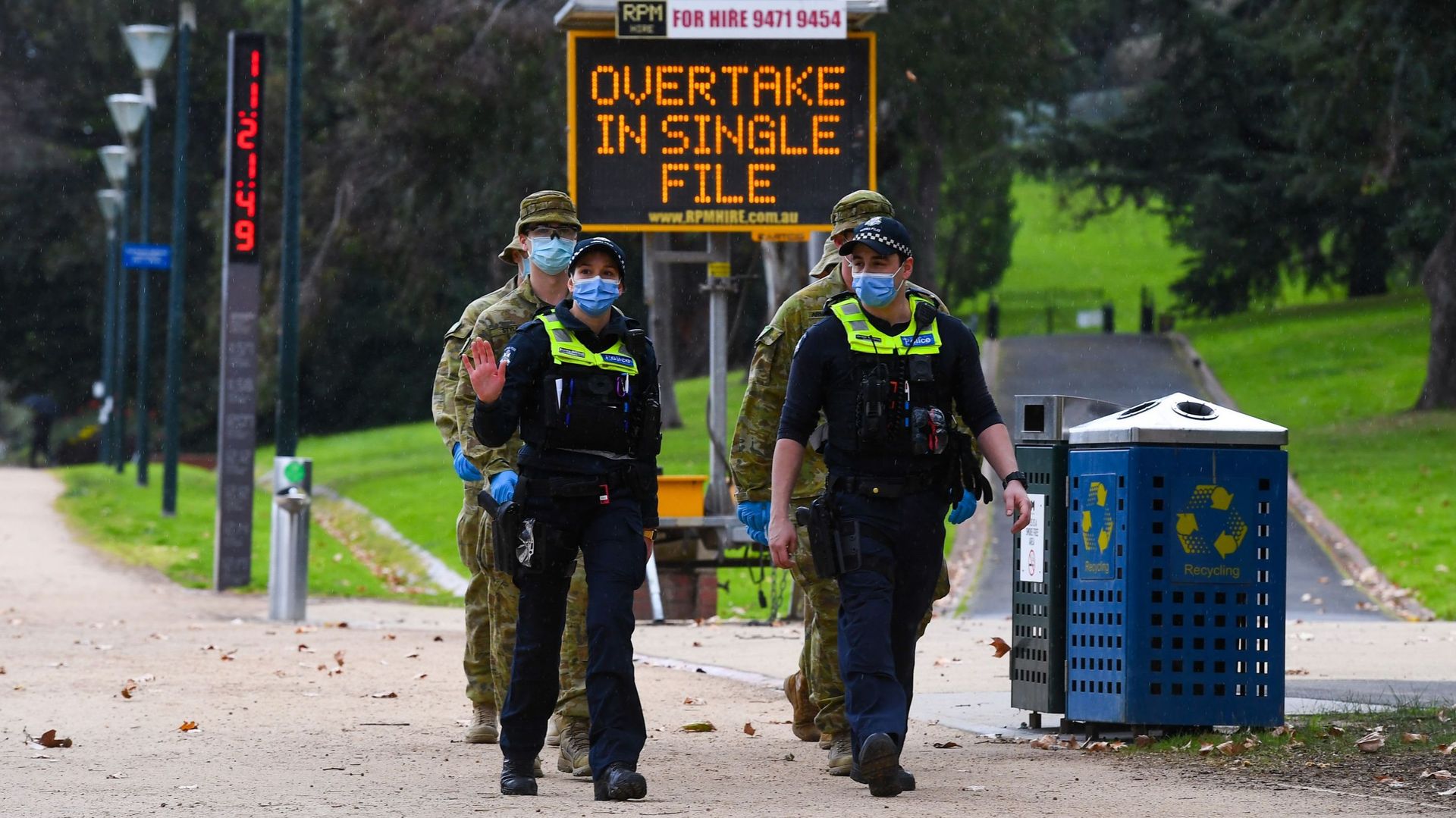 Patrouille composée de soldats et de policiers dans un parc de Melbourne, ce 04 août 2020