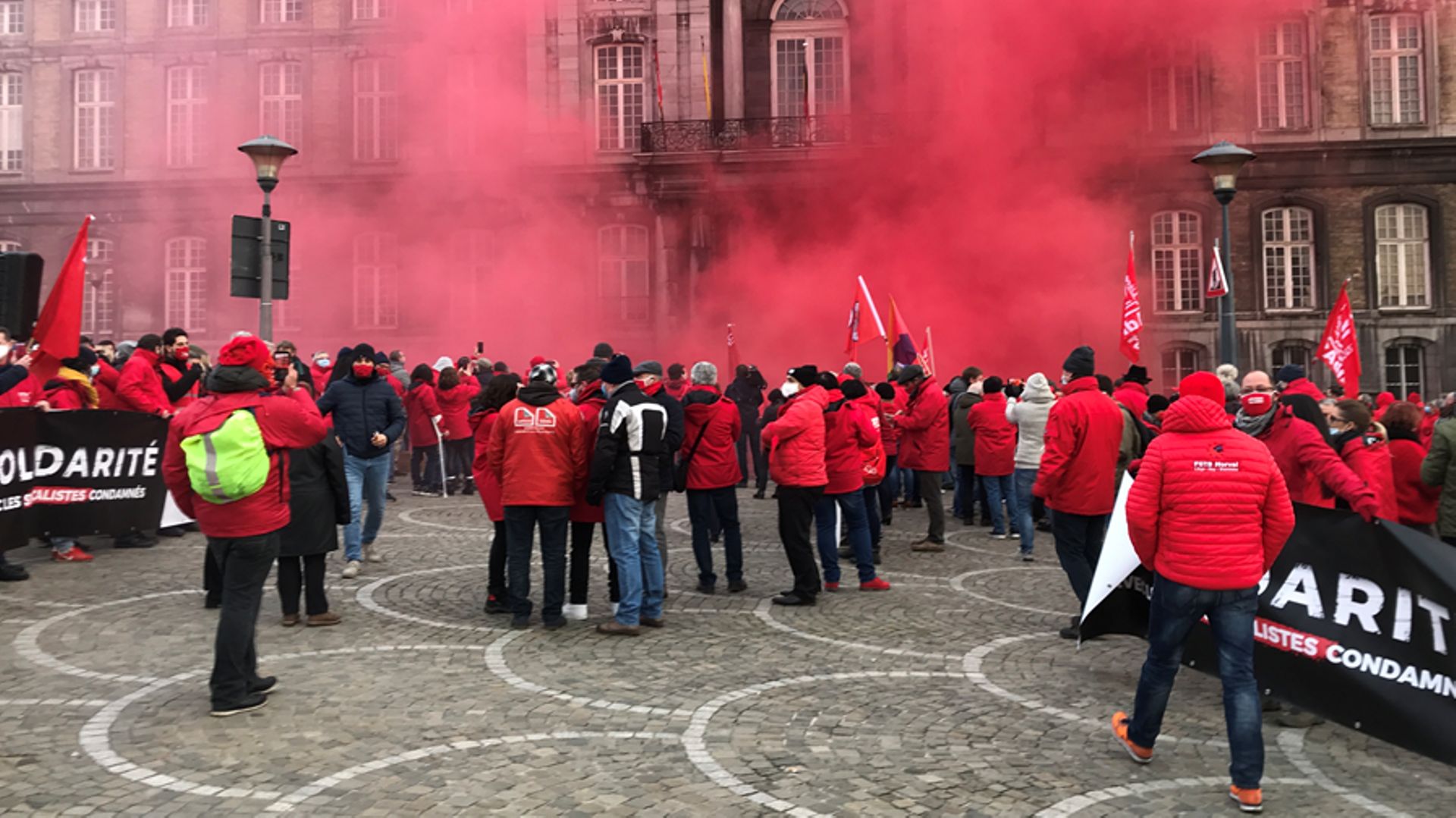 Liège : Une Place Saint-Lambert Rouge De Monde Pour Le Droit De Grève à ...