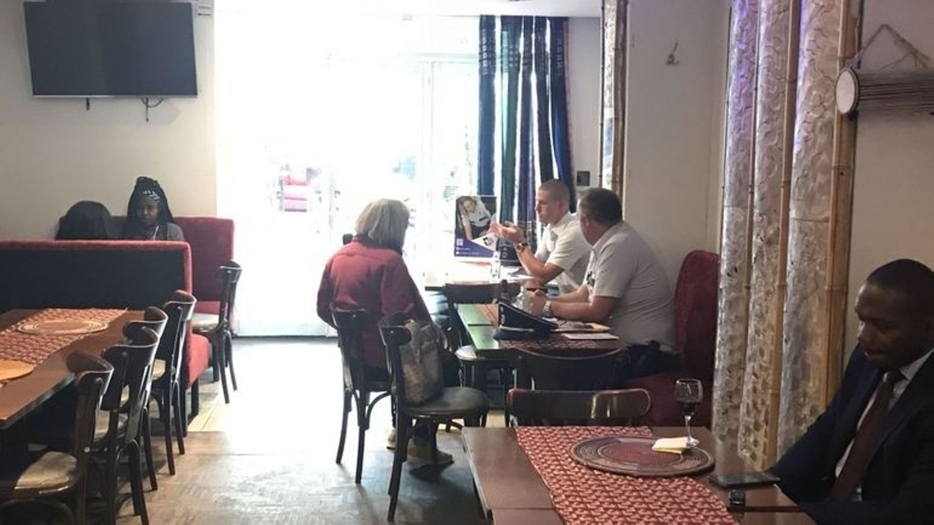 Opération Coffee With a Cop, des policiers rencontrent des habitants ...