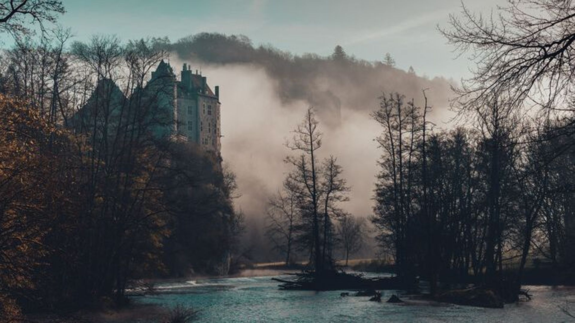 L'enchantement du Château de Walzin à l'aube
