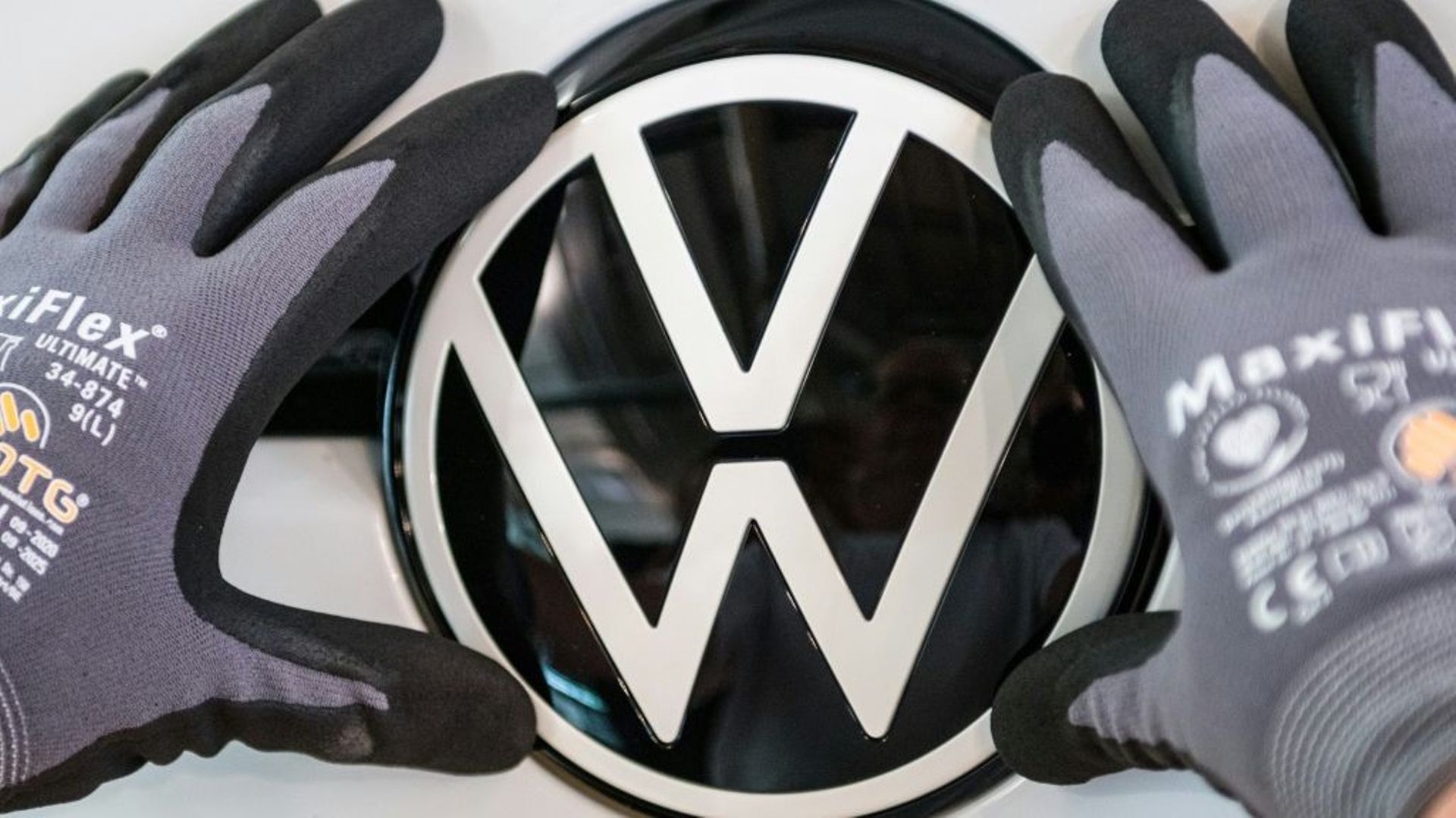 Un logo de Volkswagen sur la chaîne de montage de la voiture électrique Volkswagen (VW) ID 3 du constructeur automobile allemand Volkswagen, sur le site de production de Dresde, le 8 juin 2021