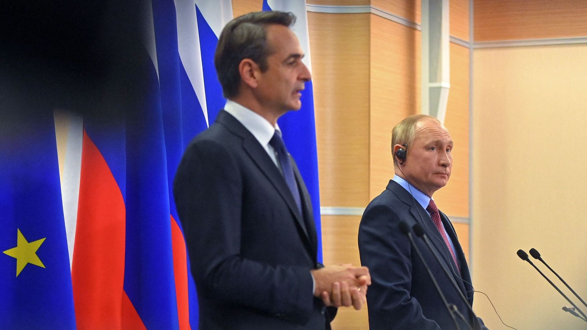 Le président russe Vladimir Poutine et le premier ministre grec Kyriakos Mitsotakis en conférence de presse conjointe le 8 décembre 2021.