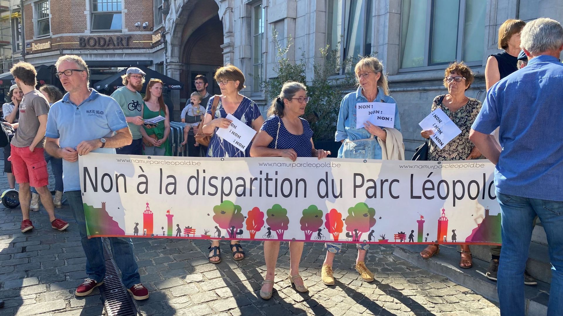 Des opposants au projet de réaménagement du square Léopold rassemblés devant la Bourse (Namur) où se tenait la réunion d'information préalable