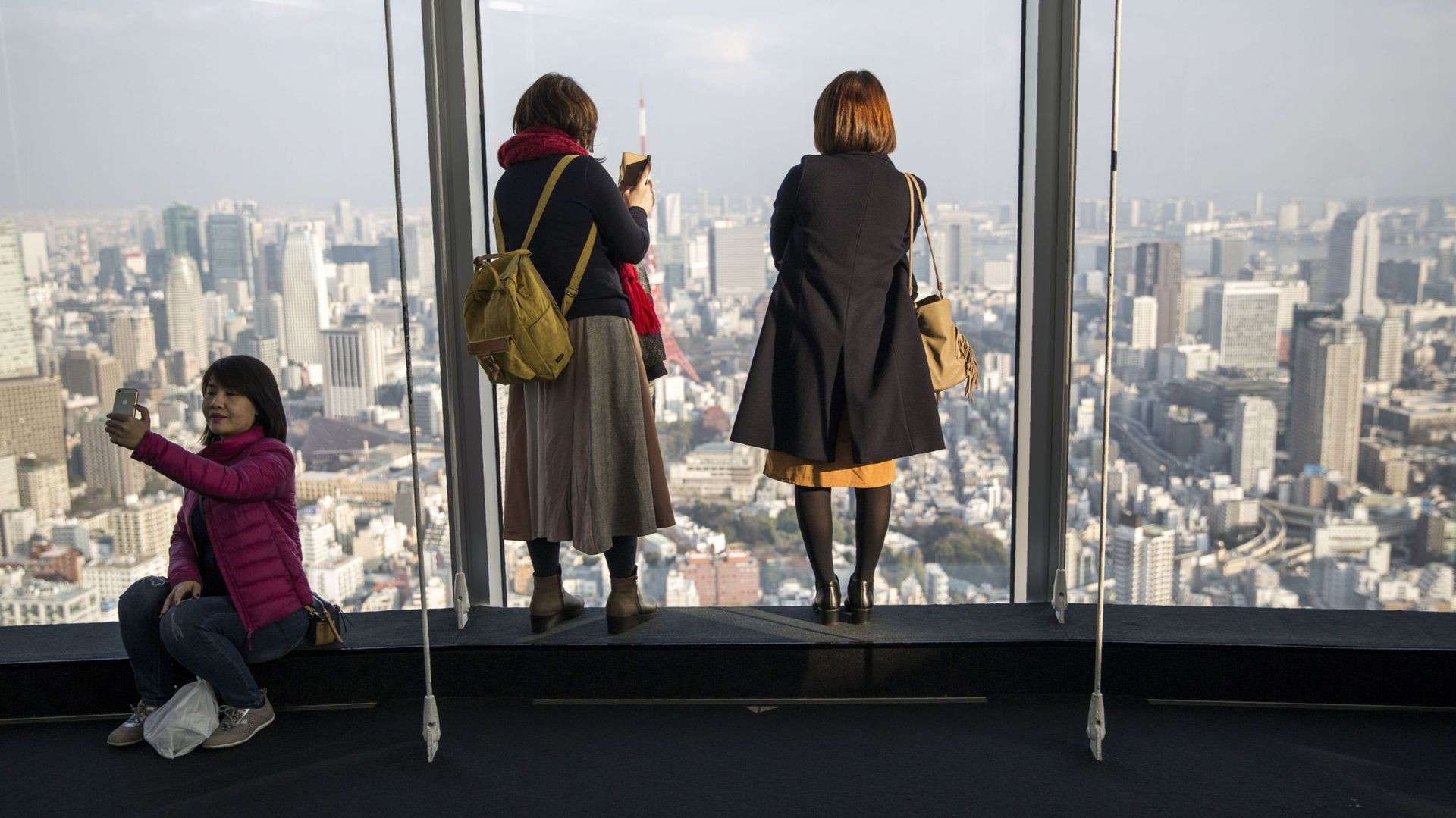 Des visiteurs admirent les immeubles de Tokyo depuis le complexe Roppongi Hills le 20 janvier 2018 