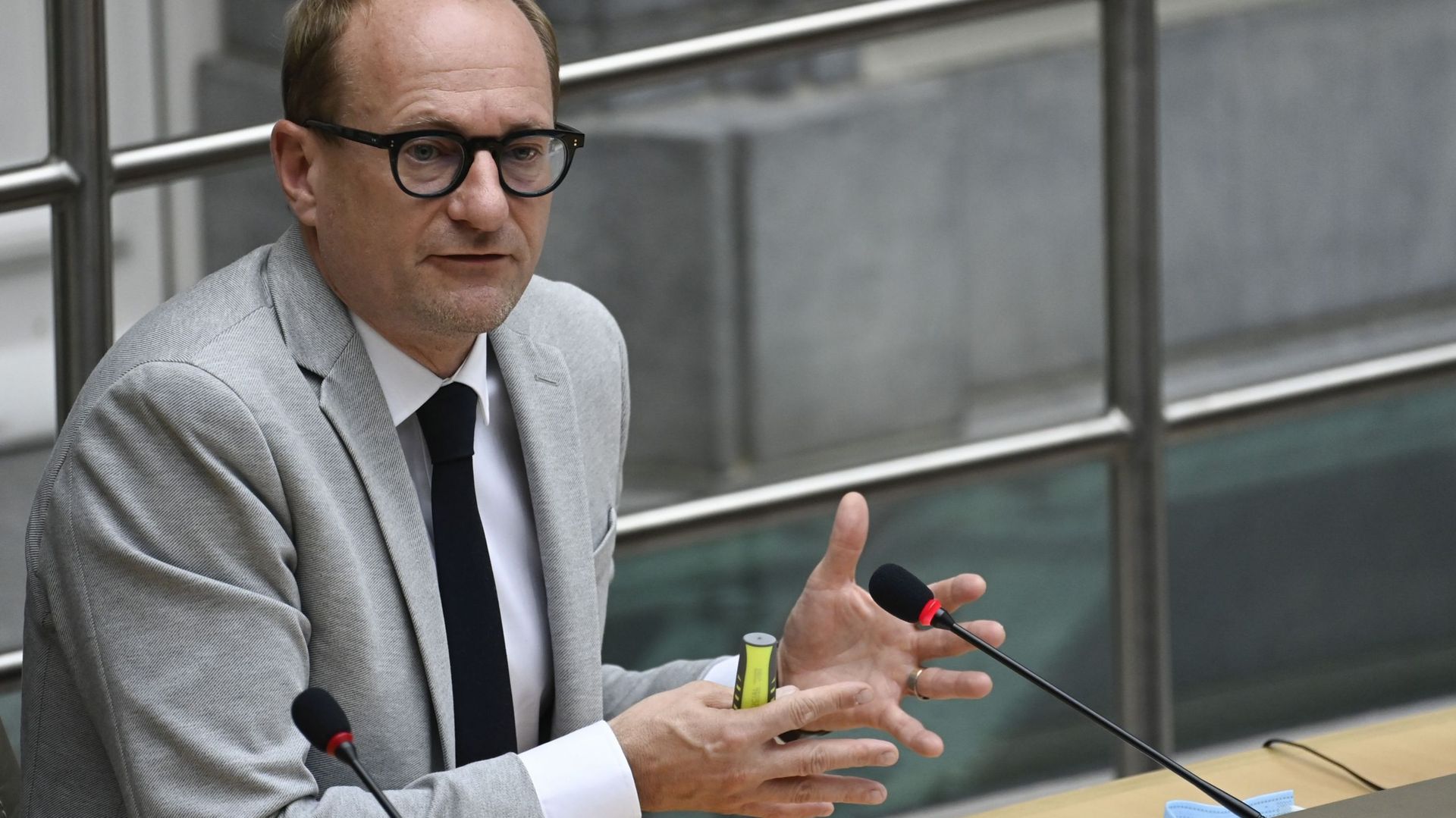 Le ministre NVA Ben Weyts est critiqué par le SPA et Groen pour sa maintenue du code jaune dans les écoles flamandes